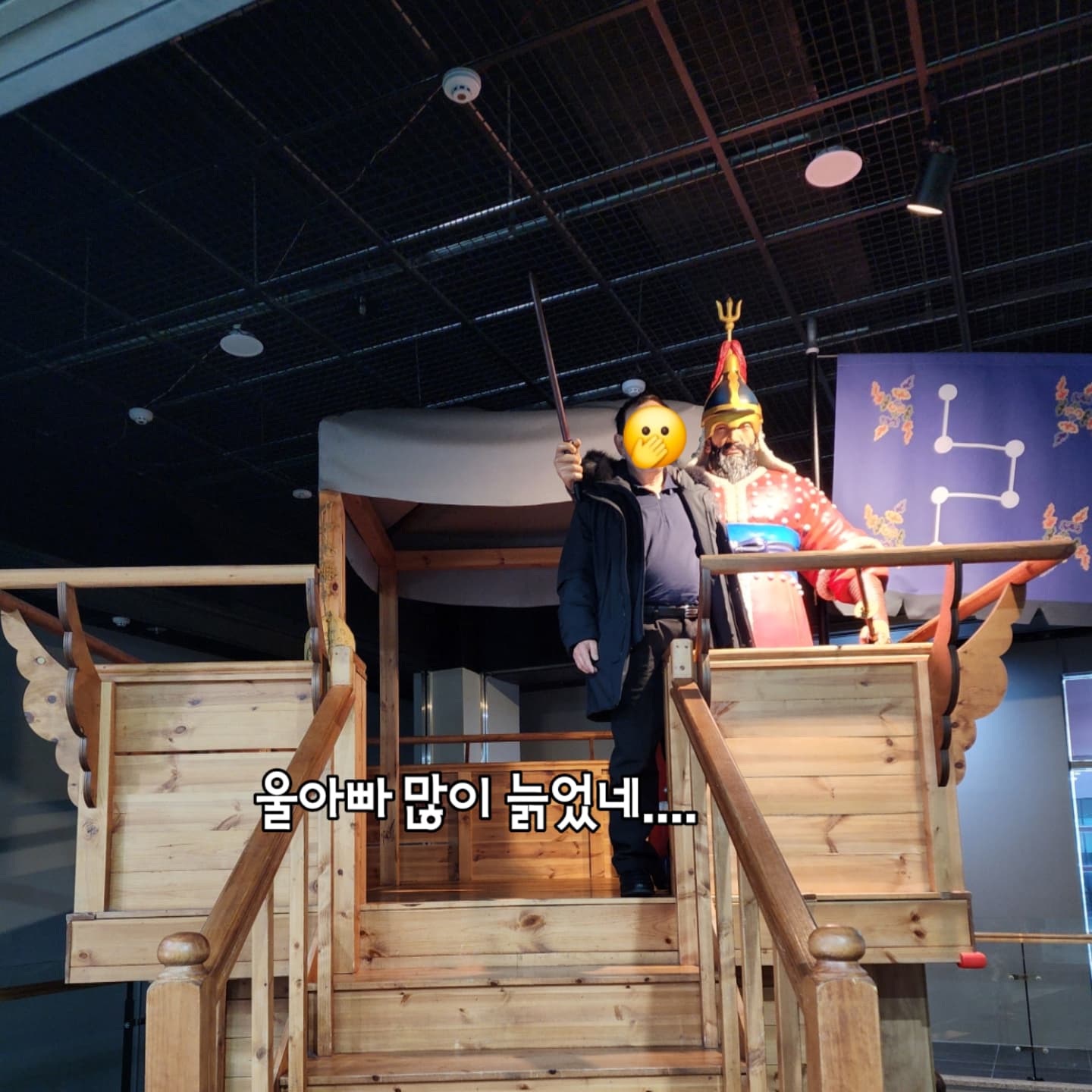 #첫줄_진도나들이

둘쨋날 엄마는 1호, 3호랑 집에서 푹쉬기.
아빠랑 2호만 데리고 진도케이블카타고
우수영관광지랑 울돌목 구경하고 진도항 옆에 서망항?갔다오기.
날씨도 너무춥고 바람도 많이 불고 눈도 오다말다!! 변덕이었다.
모자 안쓰고갔음 내 머리 터졌을지도...ㅠㅠ
궂은 날씨에도 아빠가 즐거워하니 모시고 다니기..

셋째날엔 라니카이 카페가서 데이트하고
아빠는 사위랑 배 구경 바닷물 구경하고
난 맛있는 샤토라케 마시고 ㅋㅋㅋ 
저녁먹구 기차 시간 맞춰서 목포역으로 모셔다드리기.
짧은 목포여행 즐거운 추억이 되었기를~ 담에 또 와요!!