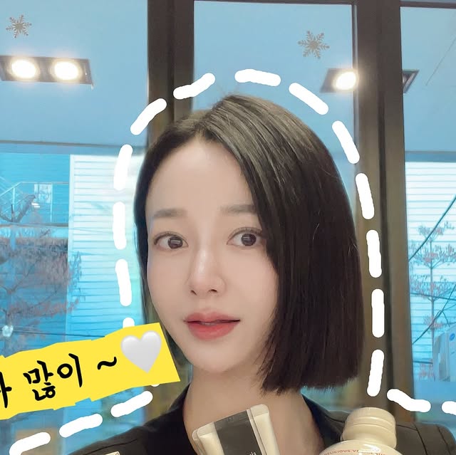 네이버 상위1프로 리뷰어 🥇 god_taeri on Instagram: "#광고 인품사 be my self gift box
버츠비
울트라 컨디셔닝 립밤 듀오 세트
요즘 같은 환절기에 촉촉하게 입술을 지켜주는 호주머니템~💛
어테이션
콜라겐 리파이닝 탄력 세럼 앰플
추워지니 부쩍 떨어지는 탄력에 아침저녁으로 바르는중인 콜라겐 앰플.
루아센시아
메디센스 C.P.R 크림
찬바람이 불기 시작하니 건조가 심한 요즘 Cpr크림으로 촉촉하고 하게
끈적이지 않아서 좋아요.
가든오브라이프
유기농 프로틴 초콜릿맛 600g
운동할때마다 때론 출출할때마다 챙겨먹던 프로틴
최애 초코프로틴으로 보내주셔서 한끼 식사로도 건강하게 챙길수 있었어요.
메리루스
나이드타임 액상 멀티미네랄
액상미네랄이라서 흡수도 빠르고 고용량이라서 너무 맘에들어요.
인품사~기프트 박스 보내주셔서 감사합니다~🩵
@inpumsa
#버츠비#어테이션#루아센시아#가든오브라이프#메리루스#싱글즈#인품사#bemyself박스"