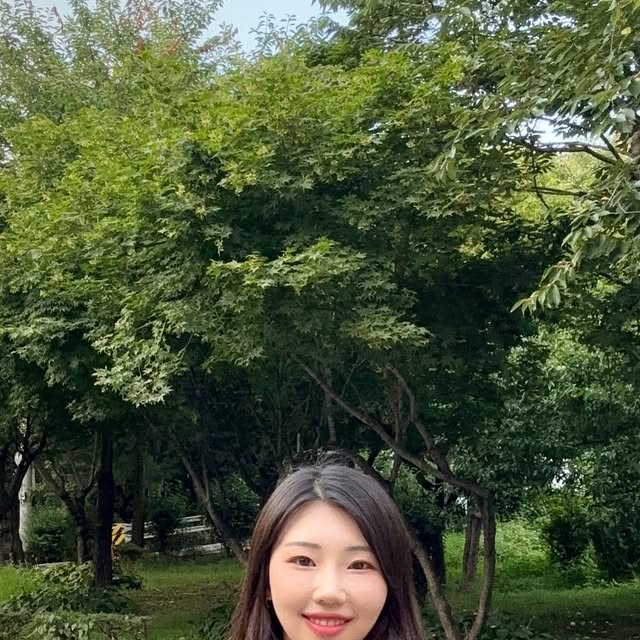 ᴊᴇɴɴᴀ | ᴍᴏᴅᴇʟ | ᴛʀᴀᴠᴇʟ ʏᴏᴜᴛᴜʙᴇʀ on Instagram: "#협찬

더운 여름, 소프트한 핏감과 시원한 터치감의 쿨니트 착용해보았어요🌿

스트릿한 컬러감과 우수한 통기성으로 한여름까지 입을 수 있어요! 출근룩으로 정말 좋아요 ㅎㅎ👕

.

.

#아이러니포르노 #아이러니포르노화이트라인 #니트 #KNIT #쿨니트 #여름니트 #반팔니트"