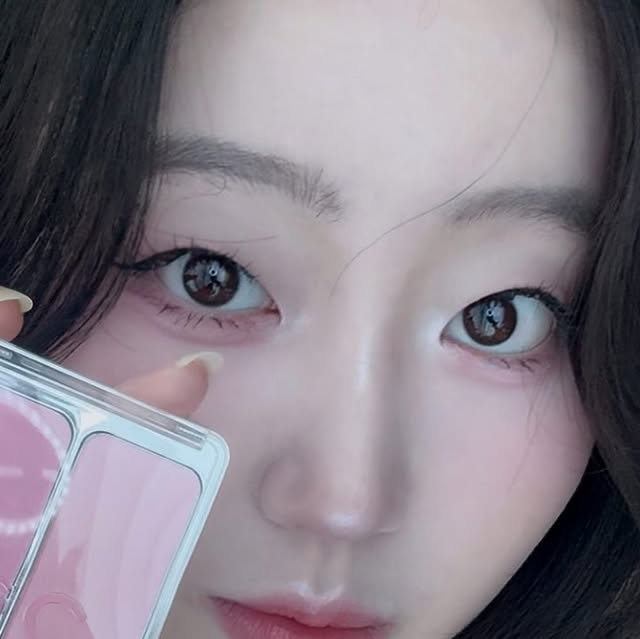 김 서연 on Instagram: "#광고

🎀🫧8월 올영픽 투에이엔 추천템🫧🎀

🫧투에이엔 8월 신제품으로 
러브 버블 컬렉션, 롱 웨어링 파운데이션(4종), 컬러 플레이 듀얼 라이너(5종)가 출시되었어요!

🫧사용제품
🎀 듀얼치크 - 핑크텐션, 버블하트, 핑크페탈 
뽀용핑크 좋아하는 분들에게 추천드러요! 듀얼치크라 베이스컬러, 포인트 컬러 하나로 활용하기 좋아요🤍
🎀 미니 파운데이션 - 20복숭아, 21아이보리 
- 미니사이즈라 파우치에 쏙 넣어다니기 좋고 20호 복숭아는 이름 그대로 복숭아 빛 피부를 연출할 수 있어요
🎀 바운싱틴트 - 16 슈가버블
- 마일드한 플럼핑 효과가 있어 틴트 하나로도 캔디광 연출 할 수 있는 예쁜 딸기 립이에요..🤍 
🎀 글래시 하이라이터 - 슈가베일, 쉘, 클리어, 프로스티
- 화이티쉬 펄 하이라이터 필요하신 분들한테 프로티쉬 완전 추천드려요. 화이트/실버 글리터로 깨끗한 화이트광을 연출 가능해요!

🫧8월 한 달간 올리브영 온/오프라인에서 구매가능하고, 올리브영 단독 기획으로 머리핀 + 타투스티커 기획도 있으니 놓치지마세요ᕦ(ò_óˇ)ᕤ

#광고#올영픽#올리브영추천템#올영필수템#러브버블컬렉션#롱웨어링파운데이션미니#컬러플레이듀얼라이너"