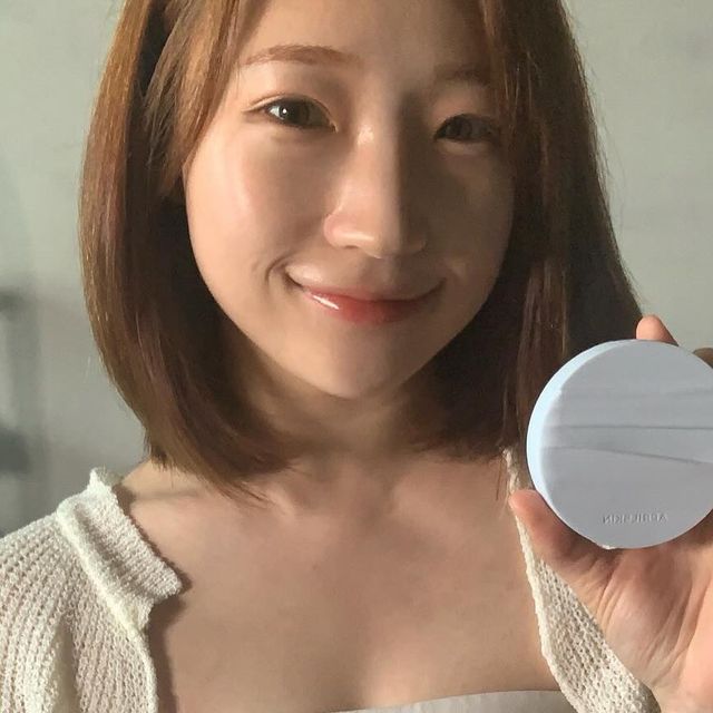 융아 on Instagram: "#광고 여러분! 쿠션 고를 때 어떤 걸 고려하시나요?😲
저는 크게 발림성,커버력,쉐이드
이렇게 크게 3가지를 고려해서 선택하는데요.
⠀
#에이프릴스킨 #글로잉매트쿠션 은
세가지 면에서 저의 취향을 저격한 제품이였어요!
⠀
📍발림성
촉촉한 발림성으로 얇고
글로잉매트 쿠션으로 착 밀착되는 느낌‼️
글로잉쿠션이라고 하면 번들거리고 밀리는 감이 있는데 
에이프릴 글로잉매트쿠션은 수분감 있는 마무리감과 
촉촉함이 장점이에요😊
⠀
📍커버력
요철커버는 물론이고 옅은 잡티 또한 가려주는
한겹쿠션이에요✨
⠀
📍쉐이드
21호 붉은기 있는 피부 기준,
02라이트 컬러가 딱 맞았어요‼️
뉴트럴톤으로 딱 피부톤을 정돈해주는 느낌이였답니다😊
⠀
저와 같은 촉촉 커버+붉은기 잡고 싶은 분들에게
추천드립니다✨
⠀
#에이프릴스킨 #글로잉매트쿠션 #글로잉매트 #글로우쿠션 #매트쿠션 #쿠션팩트 #쿠션팩트추천 #모공커버쿠션 #커버력좋은쿠션 #쿠션파데추천 #커버쿠션 #파운데이션추천 #19호쿠션 #17호쿠션 #21호쿠션 #쿠션추천 #여름쿠션추천"