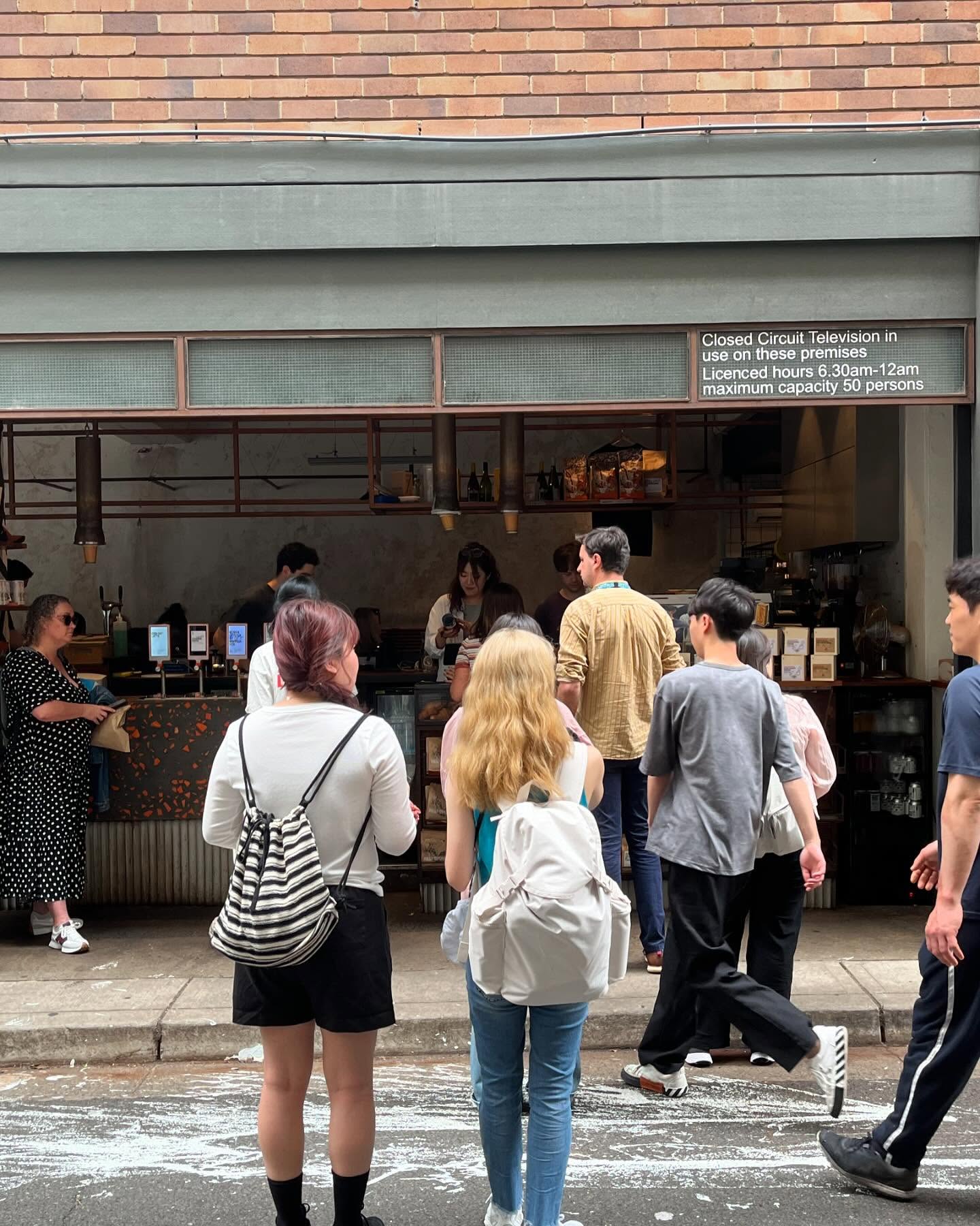 싱글오에서 조식 🍞☕️
플랫화이트에 바나나브레드 챙겨먹고 
캄포즈 롱블랙 마시면서 걷는 엄청난 호그와트 잊지모태.. 🫧