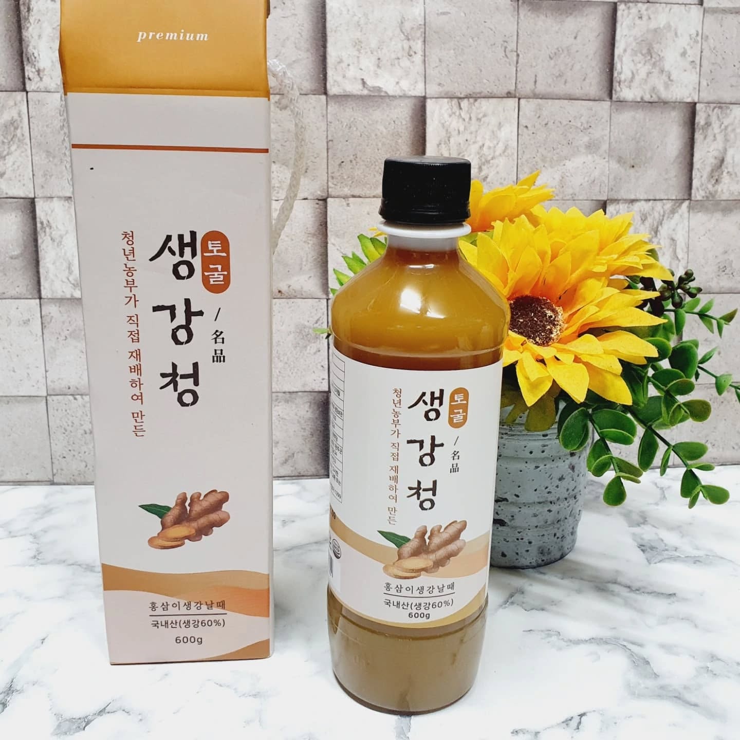 #협찬 #완주몰 #토굴생강청
#찬바람이불어올때 #따뜻한생강차 한 잔🫕
누구나 좋아하죠?

완주에서 직접 재배한 생강을 가공해서 판매하는 #청년농부 가
믿을 수 있는 건강한 #생강 + #유기농비정제원당 으로
물 한 방울 넣지 않고 만든 #생강청 👈
착즙하여 만들어 건더기 하나 없고 깔끔해요 

#생강차 #뿐만 아니라 #생강라떼 #생강청에이드 다양하게 마셔요
생강 고유의 맛과 향이 풍부해서 넘 맛있어요

올 #겨울감기 걱정 없겠어요 🤗🤗🤗

#홍삼이생강날때