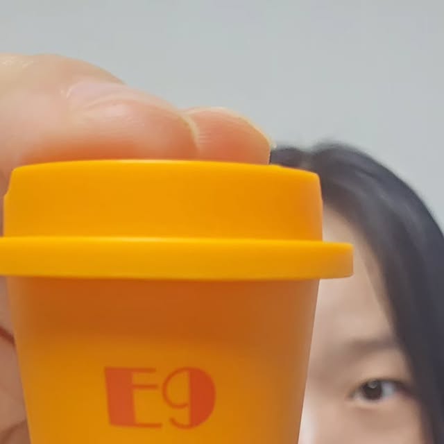 허지이 on Instagram: "#광고
☕️ 하루의 여유, 엔터나인커피 한 잔으로

조용한 아침, 혹은 잠깐의 쉬는 시간.
물 한 잔만 있어도 향긋한 커피 한 잔이 완성돼요.

엔터나인커피(ENTER9)는
SCA 스페셜티 기준 80점 이상의 아라비카 원두만 사용해요.
좋은 땅에서 자란 원두만을 골라,
Q-grader 연구진이 가장 맛있는 순간으로 로스팅했답니다.

그리고 이 커피의 비밀 —
–40℃, 38시간의 동결건조
12시간 저온 추출로 천천히, 그리고 정성스럽게.
그래서 찬물에도, 뜨거운 물에도
부드럽고 깨끗하게 녹아요✨

🥛 라떼로 즐기고 싶다면
아몬드우유나 두유에 살짝 섞어보세요.
고소하고 달콤한 라떼 한 잔이, 손끝에서 완성됩니다.

작은 컵 하나에 담긴 커피 한 잔의 행복.
패키지는 예뻐서 선물로도 참 좋아요🎁

오늘 하루,
엔터나인커피로 나만의 카페를 열어보세요☕️

❣️https://naver.me/Fw7xfkMp

#엔터나인커피 #홈카페감성 #스페셜티커피 #동결건조커피 #커피스타그램 #라떼한잔 #카페감성 #커피여행 #커피한잔의여유 #ENTER9COFFEE
#콜드브루 #홈카페 #캠핑커피 #디카페인 #맛있는커피 #아이스커피"