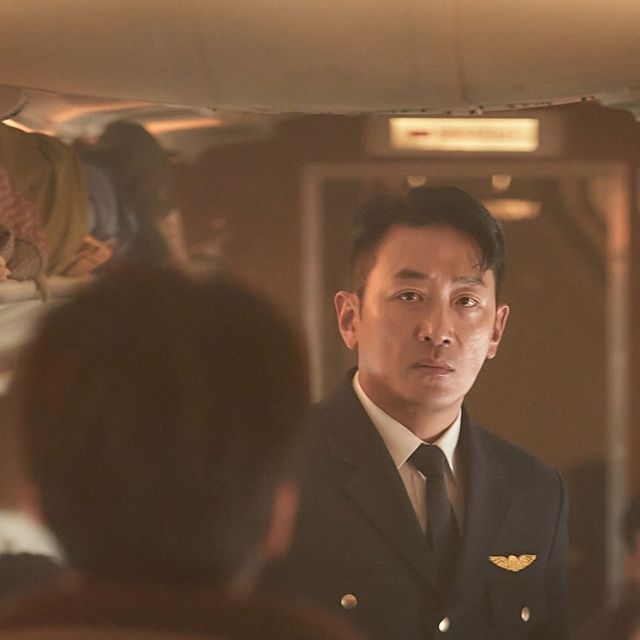 굿러브❤️ on Instagram: "기다렸던 영화 "하이재킹"
시사회 다녀왔어요

믿고 보는 배우들이라서 연기력이 
진짜 역대급 중의 역대급이어서
정말 시간 가는줄 모르게 
보았는데요

미친 연기력을 혼자만 보고
느낄 수 없기에
개봉하면 친구랑 한번
더 보러 가려구요~

이건 무조건 극장에서 봐야해요!

#하이재킹 #6월21일극장대개봉 #하정우 #여진구 #성동일 #채수빈 #데이트 #시사회 #영화추천"