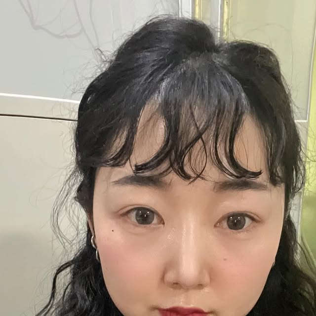 한별 on Instagram: "#광고
@2an_official

6월 올영세일 추천템!!

요즘 제 화장대는 거의 투에이엔으로 가득~🤍
이번 6월 올리브영 세일로 완전 제대로 득템했거든요!

인생 하이라이터 찾으시는 분들, 무조건 주목해주세요!!
8천원대에 이런 영롱광채 하이라이터 실화냐고요...
펄감도 과하지 않고 은은하게 빤짝해서
T존, 눈 밑, 턱끝 살짝만 터치해도 얼굴에 생기 팡팡!
손에 쏙 들어오는 크기 + 블러링 스틱 텍스처라서
파우치에 넣고 다니면서 데일리로 톡톡 쓰기 완전 최고예요!

그리고 저 요즘은 투에이엔 듀얼치크 베리 큐피트에 미쳐있어요🧡
블러셔 하나로는 아쉬운 사람 손!!✋
두 가지 컬러가 들어있어서 기분 따라 믹스해서 바르기 딱이에요
핑크빛으로 은은하게 데일리 룩 연출도 가능하고
베리빛으로 러블리 무드도 연출 가능해서 가성비 최고!

투에이앤 포켓 코튼 블러링 스틱은
말랑하고 부드러운 텍스처로 손으로 쓱쓱 블렌딩만 해줘도 뽀얗게 물드는 마법💗

✔️ 크림모브는
채도 낮은 말린 장미빛 모브 컬러라서 진짜 고급지고 차분한 무드 완성!
데일리 출근룩에도, 가을겨울 분위기 메이크업에도 찰떡!
볼 뿐만 아니라 입술, 눈두덩에도 쓱쓱 바르면 통일감 있어서
요즘 메이크업 톤매칭 너무 쉬워졌어요💄

✔️ 베리밀크는
부드럽고 러블리한 핑크베리 톤 + 뽀얀 우윳빛이 섞인 듯한 생기 뿜뿜 컬러
화사하고 어려 보이는 메이크업 하고 싶을 때 찰떡이에요🎀
발색이 과하지 않아서 초보자도 실패 없이 톡톡 블렌딩 가능!

두 컬러 다 자연스럽게 퍼지는 블러링 효과가 있어서
모공 끼임이나 뭉침 없이, 뽀얗고 보송한 피부 표현이 가능해요
말랑한 무스 제형이라 손가락 하나로 슥슥 펴바르기만 하면 끝!
따로 퍼프 필요 없이도 실내외 어디서든 톡톡 수정 화장도 간편해요
크기 자체도 손바닥만 해서 파우치에 쏙! 여행용/데일리템으로 완전 추천🌸

퍼프, 브러쉬 기획세트까지 있어서
진짜 이번 세일은 전 라인 다 털어도 후회 1도 없는 찬스🔥
10가지 제품 구매했는데 10만원 초반대? 실화?
완전 역대급 혜자템이라 이건 안 살 이유가 없어요...

올리브영 가면 실물 테스트도 가능하니까
이번 세일기간에 꼭 가서 발색해보시고
할인까지 알차게 챙겨가세요! 

#투에이엔
#블루밍가든
#올영추천
#봄웜
#봄웜라
#듀얼치크
#하이라이터
#2aN
#올영세일
#올영필수템
#올영추천템"