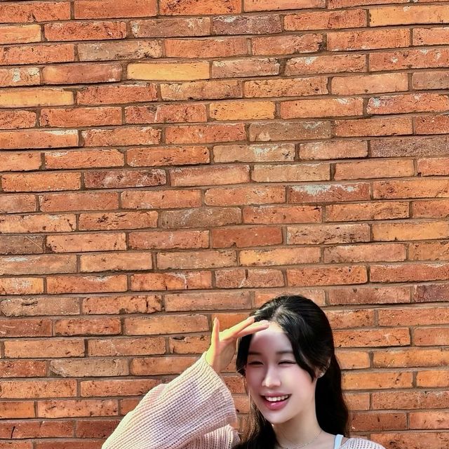윤 지 혜 on Instagram: "#광고 Mesh Round Knit 🪡 얇은 매쉬 소재와 크롭한 기장감의 매쉬 니트에요 ! 라운드넥과 와이드핏이 부드럽고 편안한 착용감을 주고 펀칭 디테일로 다양한 연출
