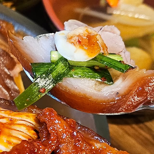 @woom.matzip on Instagram: "#광고

'가야금'이 흘러나오는!
마블팬이라면 꼭 가봐야할 호야네족발 동대문점!

족발은 잡내 하나없이 쫄깃 담백함이 가득해서 맛있었음!
다른 족발집은 추가금내고 시켜야하는
추운겨울 몸을 녹여줄 어묵탕과 퐁실한 계란찜이 기본으로 나옴!

족발보쌈에 빠질 수 없는것이 바로, 김치!!
너무 달기만한 김치가 아니라 족발의 맛을 해치지 않아서 딱 조화롭게 먹을 수 있었음!

김치, 부추무침 등 상차림이 푸짐해서 쌈싸먹는 재미도 있고

🔥초🔥를 켜주기때문에 처음부터 끝까지 족발, 보쌈을
따듯하게 먹을 수 있어서 콜라겐의 쫄깃한 식감을 맛볼 수 있음!!

막국수도 쫄깃하고 양많아서 꼭 시켰으면 하는 추천메뉴!!
춘천..저리가줄래? 할정도로 맛있어서 둘이서 싹 비우고 왔음!

주차불가로 되어있지만, 저녁5시반 이후에는
1분거리 스포츠센터에 주차 할 수 있다는 꿀팁⭐️전하며
오늘의 맛집추천 마무리✨️

📌 호야네족발동대문점
📍서울 동대문구 전농로 189 1층
☎️ 0507-1324-7965
⏰️ 매일 12-1시 (일요일만 12시까지!)
🚗 주차불가 (👆위에 주차꿀팁 읽어보기)

#족발#보쌈#불족발#막국수#미니족#반반족발#불미니족#동네맛집#불족발맛집#전농동맛집#청량리맛집#청량리역맛집#휘경동맛집#용답동맛집#족발맛집#보쌈맛집#호야네족발#동대문로컬맛집#시립대맛집#시립대족발#족발맛집#동대문핫플#도시락#1인분#혼밥"