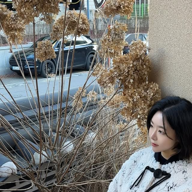 린 on Instagram: "#광고 
@osawa_official 
블랙은 진짜 매일 들어도 질리지 않아 🖤
#오사와 #레더크로스백 은 “조용히 센스 있는” 무드가 딱임-

가방 쉐입이 반달이라 룩이 부드럽게 정리되고,
레더가 유연해서 어깨에 걸면 핏이 자연스럽게 떨어짐 ✌🏻

수납도 알차게 잘 되어 있고,
안쪽 지퍼 포켓에 작은 소지품 넣어두면 찾기 쉬워지고,
같이 오는 미니 파우치로 가방 속 정리도 깔끔하게 가능-

스트랩 길이 조절돼서 크로스/숄더로 기장 바꿔 들기 좋고,
결국 손 제일 자주 가는 데일리 블랙백 완성 👜

📍https://osawa.co.kr/

#OSAWA #데일리룩"