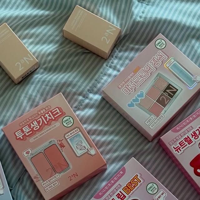 혜요미 on Instagram: "#광고
평소에도 애정하던...💖 2an에서 신제품 나와서
바로 달려가서 겟겟해온 내 투에이앤💄

✨ 바르자마자 자연스러운 커버에 형광든 켠듯한
  피부표현이 된 “ 롱웨이링파운데이션” 미니사이즈라
  여행용으로 딱...💖
 ✨ 발림성이 좋아서 뭉침없는 여신 하이라이터 “ 퓨어 글래시”
 ✨ 바르자마자 시원한 화한 느낌으로 도톰입술 완성 틴트
 ✨ 쿨톤 웜톤 상관 없이 어떤 얼굴에도 착북 색조 “베러 미 아이팔레트”
 ✨ 꼬막눈 커버에 딱! 고양이 눈매 만들어주는 “컬러 플레이 듀얼 라이너”

왜 올영 추천템인지는 바르자마자 알게되는...💖
애정하는 투에이앤 앞으로 나올 신제품도 왕 기대중
투에이앤 만나면 “텅장”됨 주의 ✨

.
.
.
.
#광고#올영픽#올리브영추천템#올영필수템#러브버블컬렉션#롱웨어링파운데이션미니#컬러플레이듀얼라이너 #올영찐추천템"