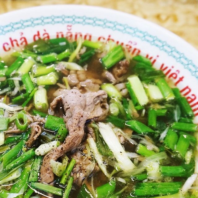 :-) on Instagram: "#협찬

새벽에 여행 사진 정리하다가
갑자기 쌀국수가 너무 먹고 싶어져서
오늘 저녁은 웨돔 꾸아 go!

꾸아는 국내 유일
베트남 남부지역 다낭, 호이안식
반세오를 즐길 수 있는 맛집으로 유명한데,
아쉽지만 오늘은 패스.

진한 육수의 하노이식 한우직화쌀국수도 맛있고,
보기보다 더 푸짐한 분짜도 좋고,
쉬림프 라이스롤도 끝까지 바삭바삭!

손님이 많아서 제대로 찍지 못했지만,
아기자기 키치한 분위기의 매장도 귀엽다.

다음에 반세오 먹으러 또 와야지.

#일산쌀국수 #웨스턴돔맛집 
#일산맛집 #디너의여왕"