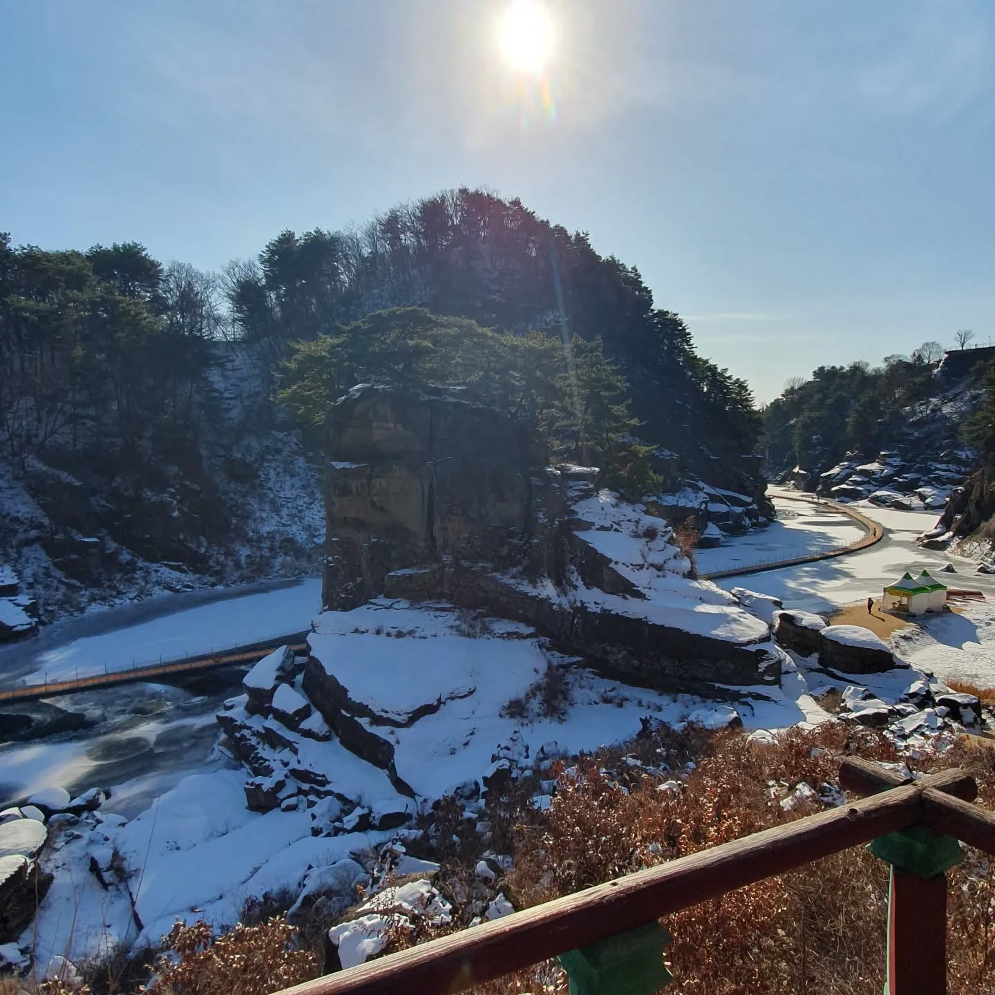 고마워 애들아.
변변치 않은 샘이지만,  매 해 인사하고  찿아줘서.
너희가 자라는 만큼 나도 크면 좋겠지만, 이제 샘은  더 안 커.ㅎㅎ 요만큼이야.ㅎㅎ 

2025년 너희들의 바르고 건장한 성장을 기도할께! 
25년엔  샘은  남부에 읎다이!  ㅎㅎ