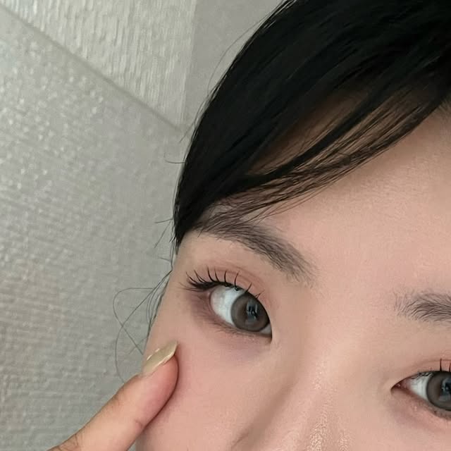윤가현 on Instagram: "#광고 @idollens.kr 
투명한 이슬같은 눈빛을 만들어주는 #이슬원데이 ✨
자연스러운 디자인과 13.3의 적당한 직경으로 티나는 렌즈 싫어하는 분들도 넘나 만족할 렌즈에요 !

4가지 컬러 중 제 픽은 무아그레이, 순수브라운!
특히 무아그레이 컬러가 애쉬빛이라 너무 차가워보이지 않아서 넘 예쁘더라고요 ?!

원데이라 관리도 간편하고 위생적이기까지 하니
은은한 물빛 렌즈 찾으시는 분들 꼭 착용해보세요💖

#광고#아이돌렌즈#렌즈#아이돌#원데이렌즈#뷰티 #뷰티크리에이터 #코덕"