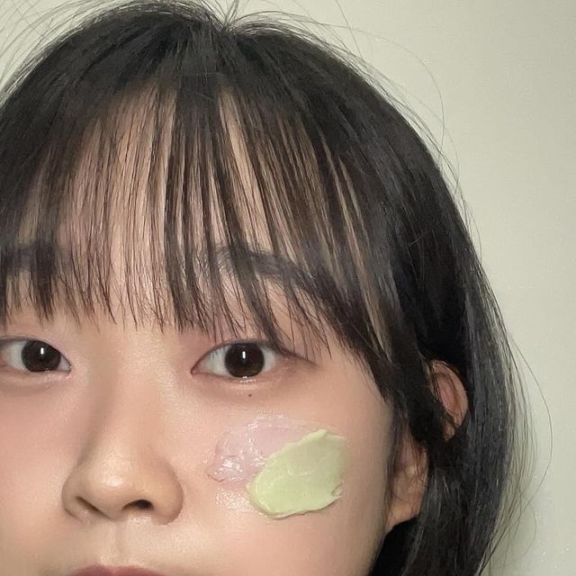 예린 on Instagram: "#광고
에이프릴스킨 핑크알로에 머랭솝◡̈

날씨가 확 더워지면서 피부가 받는 자극도 세진거같은데 민감해진 피부 진정시키면서 세안하자구요!

머랭처럼 쫀쫀한 거품과 제형이 특징인 에이프릴스킨의 핑크알로에 머랭솝은 달큰한 향이 진짜 매력인데요.. 향기 너무 쥬아..🥰

일반 알로에보다 진정 성분이 더 높은 핑크 알로에가 함유되어있어 클렌징하면서 예민해진 피부 잠재우고! 쫀쫀한 머랭 거품이 모공 속 숨은 미세먼지와 노폐물 제거!! 

스크럽이 함유되어있어 여드름 피부에 사용해도 될까 고민했는데, 여드름성 피부 사용 적합 테스트 완료 / 저자극 테스트 완료했다니..! 안심하고 쓰고있습니당◡̈♥︎

🩷핑크클렌저는 핑크 알로에 + 콩 스크럽 + 수분 성분 72% 함유되어있는게 특징이고, 💚그린클렌저는 병풀 추출물 + 녹두 스크럽 + 자연 유래 성분 78% 함유되어있습니당!

[사용 방법]
STEP 1. 물기없는 얼굴에 도포한 다음 롤링하며 마사지해주세요. (각질케어)
STEP 2. 쫀쫀한 거품으로 부드럽게 세안해주세요. 
STEP 3. 미온수로 씻어내줍니다.
TIP. 진정이 필요한 부위(볼, 이마 등)에 팩처럼 도포한 다음, 1~2분 뒤 거품을 내어 씻어내주시면 폼클렌징부터 진정팩 효과까지 느끼실 수 있습니다🫶🏻

구매는 프로필 링크 참고✨
https://aprilskin.com/product/detail.html?product_no=1304

@aprilskin_korea #에이프릴스킨 #aprilskin #핑크알로에 #머랭솝 #클렌저추천 #폼클렌저 #폼클렌징 #폼클렌징추천 #클렌징폼 #클렌저 #알로에 #알로에클렌저 #피부진정 #피지 #폼클렌저추천 #각질제거 #저자극클렌저"