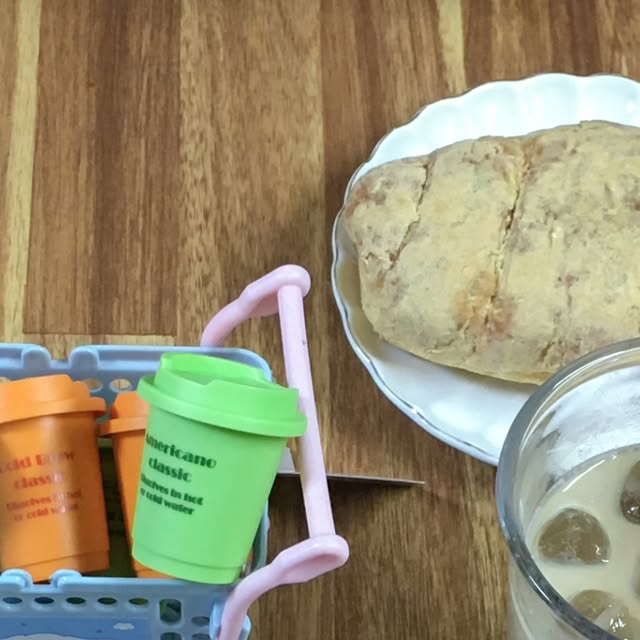 윤슬 | 홈카페☕️ 홈쿡🍲 리뷰맛집 살림찐템 공유‼️ on Instagram: "#광고
고소하면서도 부드러운
아이스 소이라떼 한잔🥛☕

SCA 스페셜티 커피협회 기준 80점이상의
최상급 아라비카원두를 사용해 넘 맛있어요!!

찬물 뜨거운 물 온도상관없이 빠르고 깨끗하게
녹아서 물만 있으면 언제 어디서든 손쉽게 
커피릉 만들어서 먹을 수 있어서 넘 좋아요❤❤

12시간 저온 추출과 -40°C에서 38시간 동결건조하는
과정을 거쳐 커피의 맛과 향을 극대화하였다고 해요!!

알루미늄 씰링으로 밀봉하여 외부 노출로 인한 제품변질 가능성을 낮추었고 휴대하기 편하므로 캠핑족 최적의
아이템으로 패키지도 예뻐서 선물용으로 최고예요!!

우수한 품질의 커피농장과 전략적으로
협력하여 재배관리해 안심하고 먹을 수 있어요!!
.
.
.
#협찬 #엔터나인커피 #콜드브루 #홈카페
#캠핑커피 #디카페인 #맛있는커피 #아이스커피"