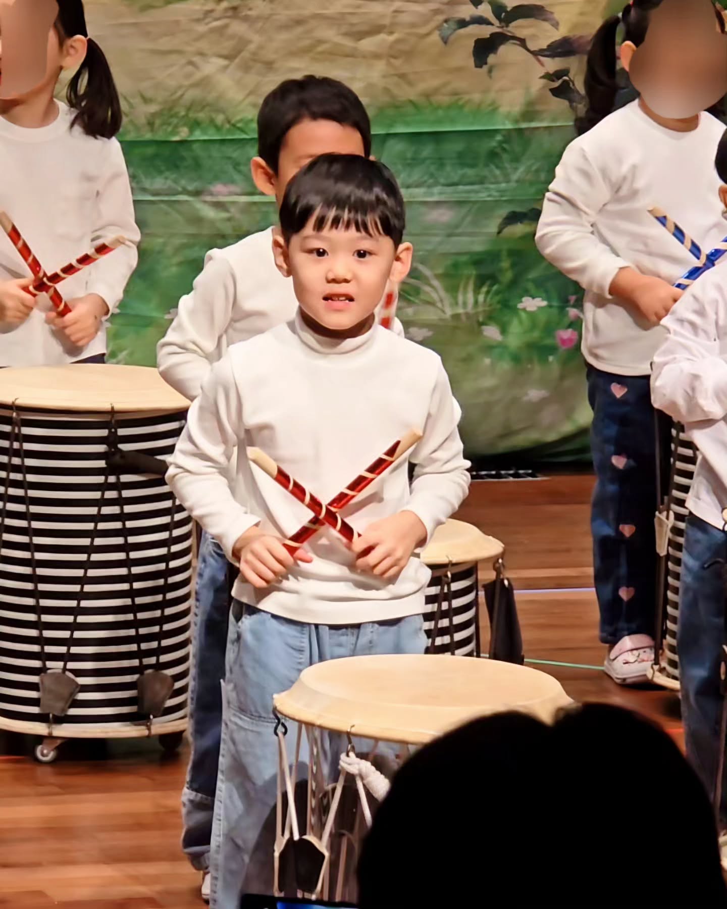 ⋆ #6살예술제 🕺🏻✨

공연장에 9시반까지 도착해야돼서 아주 정신을 홀라당 빼먹은 예술제....🫠(결국지각)
5갤아기 데리고 아침 댓바람부터 외출은 너어어어무 힘드러따...🥲
정신없지만 아기띠하고 울한쥬 찍어보겠다고 앉았다 섰다 앞으로가서 쭈구렸다 난뤼😂
중간에 지안이 수유하고 낮잠도 재우고.... 여러모로 빡센 일정이었지만
센터에서 빛을 발하는 멋쟁이 이한주 보느라 시간이 금방 갔네🫶🏻
태권도도 안다니는데 유일하게 옆돌기 할 수 있어서 멋진 솜씨도 뽐내고👍🏻(자랑)
앞사람 머리통 이슈로 영상은 아쉽지만 그래도 안빼놓고 찍을 수 있어서 다행😅
내년에는 지안이도 걸어 다닐 수 있으니 좀 더 수월한 예술제를 기대하며...
24년 12월 예술제 기록 끗-🌟

#한주ღ #6살아들 #유치원학예회