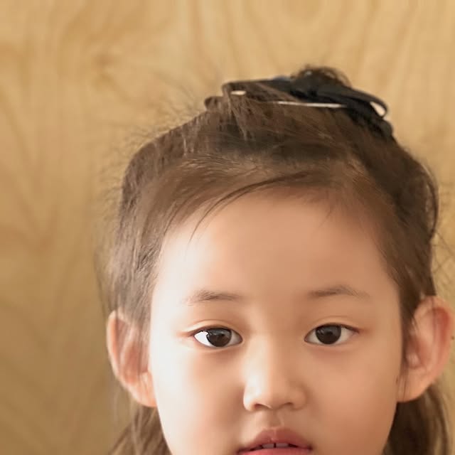 이지현 • 별맘 • 별공주 on Instagram‎: "✿ #광고
⠀
반곱슬머리 우리쀼와 긴 생머리 별이의
헤어를 모두 케어할 수 있는 헤어브러쉬를 찾던 중
만나게 된 150년 전통의 독일 장인 고급브러쉬
켈러 돈모 스타일링 사각 헤어브러쉬 ❤︎︎
⠀
아침에 일어나면 엉키고 부스스한
별이 머리를 빗을때마다 머리카락 한올한올이
차분해지고 정리되면서 동시에 두피의 혈액
순환을 촉진시켜 시원한 두피의 브러싱 효과도
경험할 수 있으니 너무 좋은거에요,
⠀
브러쉬 사이즈도 큼직하고 면적도 넓어
긴 생머리 빗질도 너무 편하고 빗질을 하다보면
윤기있는 머릿결은 물론 두피와 헤어가
건강해지는걸 느낄수 있게 되더라고요!
⠀
인체에 무해한 성분으로 만들어진
친환경 제품이라 온가족이 안심하고 사용할 수
있고 자연스러운 윤기와 빛나는 머릿결을
위한 빗질 솔루션 켈러 헤어브러쉬와 함께 꾸준히
관리해 보자구요 ت
⠀
긴머리분이나 곱슬머리, 손상모
모발에 힘이 없고 부시시함이 고민이신분께
적극 추천드려요!
⠀
⠀
⠀
/
🎈
• [켈러헤어브러쉬] 켈러 돈모스타일링 사각 헤어브러쉬
⠀
⠀
👧🏽 𖦎 @keller_beauty_brush
⠀
#켈러헤어브러쉬 #돈모브러쉬 #사각헤어브러쉬 #스타일링브러쉬 #헤어브러쉬추천 #모발관리템 #윤기나는머릿결 #정전기없는빗 #프리미엄브러쉬 #고급브러쉬 #잇템브러쉬 #두피케어필수 #헤어케어루틴 #뷰티템추천 #독일브러쉬 #부스스머리해결 #자연윤기모발 #ʙʏᴇᴏʟ♥"‎