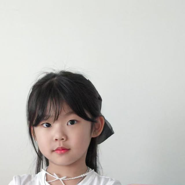 이초희 on Instagram: "제품제공 👸🏻지우가 너무 행복해했던 피치앤드 뷰티박스✨️🌸
 
이번 어린이날 선물 미리 준비하세요 이모들!!!
지우가 정말 추천한대요 ㅎㅎㅎㅎ
 
지우가 언박싱하면서 찐 행복텐션을 20분 동안 보여준 영상이 있는데
편집해서 릴스로 올려볼까봐요 ㅋㅋㅋㅋ 
 
 
피치앤드는 오랜 기간 국내외 유명 화장품 브랜드에서
제품 개발을 담당했던 화장품 전문가들이 만든 어린이 화장품이에요
네이퍼 쇼핑에서 국민 육아템으로 선정된 선팩트와
미국 아마존 초이스 상품인 마스크팩,
일본 유아 매니큐어 카테고리 No.1 셀링 상품인 수성 매니큐어 등이 담겨있어요
 
 
피치앤드 구성품
선팩트, 립밤, 네일, 발레리나 마스크
 
선팩트는 피부에 순하게 논나노 무기자차 성분만을 사용하여
자외선 차단 효과를 발휘하고, 6개월 부터 사용 가능해요
 
립밤은 천연 보습의 핑크 립밤으로 97%이상 함유 된 자연 유래 성분이
함유되어 인공 색소가 아닌 자연 성분으로 색상을 구현하여 착색 걱적 없이
사용할 수 있고, 물티슈 및 클렌징 폼 등으로 가볍게 클렌징이 가능해요
 
매니큐어는 물을 베이스로 만들어져 자극적인 아세톤 대신에
비누거품으로 가볍게 지울 수 있는 저자극 매니큐어 예요
 
발레리나 마스크는 100% 자연 목화솜 순면 시트에 아이들이 좋아하는
핑크 왕관이 디자인되어 더욱 재미있게 사용 가능해요
 
 
 
@peachand_official
 
#피치앤드 #키즈선크림 #키즈네일 #키즈립밤 #유아화장품 #어린이날 #조카선물 #딸생일선물 #육아템 #피치앤드 #어린이화장품 #인싸템 #공주놀이"