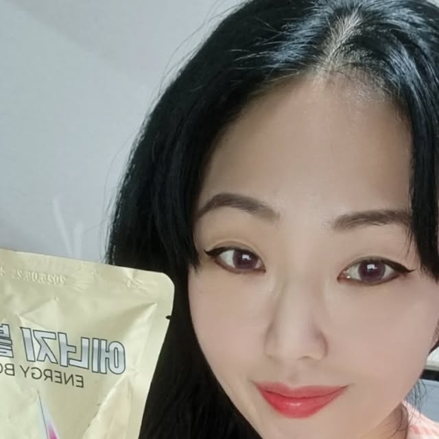 오도경 on Instagram: "#협찬

@energyshop_official

적지않는 나이에 아이 양육하느라 하루하루 체력의 한계를 느껴가는데 그럴때마다 한잔씩 마셔주면 완충된 에너자이너처럼 에너지가 퐁퐁 생겨나는 에너지볼트⚡️👍

강력한 운동전 부스터로도 넘넘 좋은 에너지볼트⚡️🔥

✅️에너지볼트는요,

✔️고함량으로 함유된 아르기닌(1500mg)+(타우린1000mg)+L-카르티닌(1000mg)+과리나 카페인(150mg)의 강력한 올인원조합🔥

✔️복분자&레몬농축액+마카분말+레드비트분말+비타민C+비타민B복합물

레몬과 복분자향이 넘 상큼산뜻하게 맛있고 한잔 드링킹하면 기운이나요🔥🤗

운동효과를 극대화하고 싶은 운동인들, 반복적인 업무에 지친 직장인들,다이어트를 목표로 하는 여성분들,시험준비를 하는 수험생들, 아웃도어 활동을 즐기는 생활체육인들 강추해요😍⚡️🔥

올겨울 에너지볼트로 지치지 않고 건강하게 보내요🥰🩷

#에너지볼트
#에너지샵 
#에너지음료
#운동전부스터
#아르기닌
#타우린
#카르니틴
#과라나카페인
#에너지충전
#에너지볼트⚡"