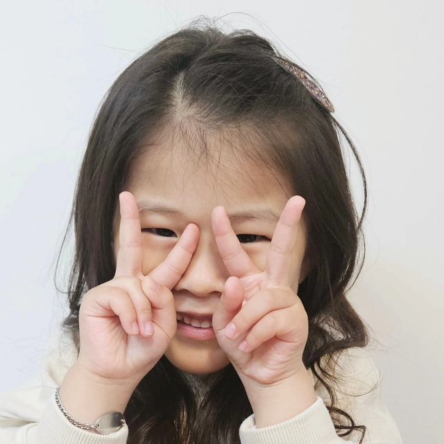 MIN/세아네 on Instagram: "#협찬⁣
⁣
⁣
안전이 인증된 프로바이오틱스 17종 혼합유산균 2,000억 0.3% 함유되어있는 상아 톡톡 키즈 유산균을 소개할께요🧡⁣
⁣
⁣
식약처에서 고시한 19종의 프로바이오틱스 중 
17종 균주를 담은 복합 유산균으로 소장에 서식 락토바실러스균 11종, 대장에 서식 비피도박테리음균 4종, 장내 유익균 2종이 함유되어있어요👍⁣
⁣
⁣
상아 톡톡 유산균은 아이를 생각하는 마음을 담아 자일리톨, 아연, 홍삼농축분말, 진피추출분말 등 좋은 부원료만을 엄선해 담아 만들었어요❣️⁣
⁣
⁣
섭취가 간편한 스틱 포장 형태에 깔끔하나 이지컷이라 편하게 섭취가능하고 새콤달콤한 딸기맛, 상큼하고 진한 레몬맛, 달달함이 진한 포도맛의 3가지 종류나 있답니다💛⁣
⁣
⁣
유산균을 맛있게 섭취하고 싶은 어린이, 건강한 간식을 섭취하고 싶은 어린이, 어디서나 간편하게 먹는 건강 간식이 필요한 어린이에게 상아 톡톡 유산균 추천해요💛🧡💜⁣
⁣
⁣
⁣
⁣
#상아제약 #상아톡톡유산균 #어린이유산균 #키즈유산균 #어린이프로바이오틱스 #키즈프로바이오틱스⁣"