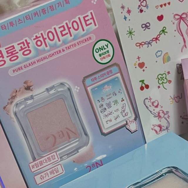 수안 | 꿀고구망🍠 on Instagram: "#광고 #투에이엔 2aN 컬렉션 너모 예뿌자나

🤍롱 웨어링 파운데이션 미니 20 복숭아
올영 단독 컬러인 복숭아! 뽀얗게 만들어주는 컬러 
새미매트 제형인데 건성인 나에게 너무 매트하지 않고 
도자기같은 피부 만들어주는 파데!!
미니라서 다양한 컬러 사기에도 부담없고 가지고 다니기도 좋은 사이즈
발림성도 좋고 피부표현도 예쁘고 색상까지 완내스💗
- 파데 항상 다 쓰기 어려웠는데 미니로 나와서 너무너무 좋아
다 추천하지만 미니파데는 꼬옥 사봤으면해 
두개 사서 섞어 쓰기에도 너무 좋아

🤍배러미 아이팔레트 02 페어리
뉴트럴,뮤트라서 웜쿨 그 사이 미지근한 톤이 잘 받는 편인데 
웜쿨 관계없이 누구나 잘 받을 미지근 핑쿠💖
휠뚤마뚤 핑크 팔레트로 강츄 
뭐 하나 버릴 컬러가 없이 다 사용하게 돼,,,
기획으로 아이프라이머도 준다구

 🤍퓨어 글래시 하이라이터 01슈가베일, 02 클리어
투에이엔 하라 유명한 이유가 있었음 
컬러도 다양하고 너무너무 예쁘고 얼굴에 잘 올라감
그냥 어디든 사용하기 좋은 컬러 하나 추천 ➡️ 클리어
뽀용한 아이보리로 조금 더 화사했으면 좋겠다 ➡️ 슈가베일
+ 제품안에 스펀지 넣어줘서 절대 안깨지는거 
소소하지만 디테일이 너무 좋았어 
여행 갈 때나 그냥 가방에 가지고 다니려고 나는 넣고 사용중이야❣️

🤍듀얼치크 02 러브,로지
아기궁둥이같은 촉감으로 발색도 좋음 
복숭아빛 파데위에 올리면 찰떡 궁합💗
딱 피치,핑크라서 웜쿨 안가리고 여리하게 바르기 좋음

🤍글레이즈 바운싱 틴트 02,05,08,15 
05버블리랑 15피치버블은 기획으로 미니립도 같이 주니까 강츄
컬러비교 자세히 올렸으니 사진 꼭 참고해줘 
솔직히 컬러 다 예뻐서 추천 못하게따아
글로우립 광인인데 안끈적이면서 광이 촤르르하고 
여리한 색감이라 꼭 하나는 써봤으면 해 

#올영픽 #올리브영추천템 #올영필수템 #러브버블컬렉션 #롱웨어링파운데이션미니 #컬러플레이듀얼라이너 
#뷰티 #뷰티광고"