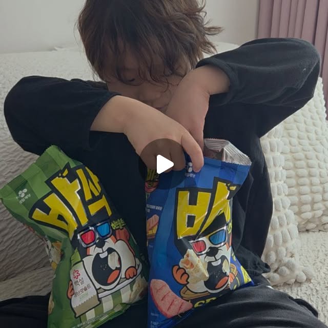 Su; Livin In 🇰🇷, From 🌍 on Instagram: "#광고

스팸이랑 팝콘이 만났다고? 🤍
이 조합, 생각보다 너무 잘 어울림!

✔ 스팸 × 팝콘, 허브솔트 × 팝콘
→ 짭짤+고소 조합 미쳤고
✔ 한 입 먹자마자 느껴지는 바삭바삭한 식감
✔ 한 봉지 다 먹으면 은근 포만감까지👌
✔ 아이 간식으로도 OK, 밤엔 맥주 안주로도 OK

👉 그냥 팝콘 아니고
계속 손 가는 팝콘 🍿
한 번 뜯으면 멈추기 힘듦… 진짜로..!

@cj_basakchip
#팝콘 #CJ #신상 스팸"