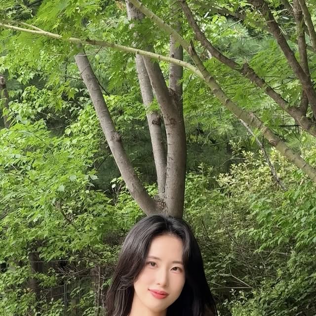 🌺 mio의 리뷰 🌺 on Instagram: "#협찬
깔끔한 라운드넥 디자인에 베이직함을 더한 #아이러니포르노 86-IRO355 반팔 니트 🧶✨

한여름에도 입을 수 있는 시원한 통기성과
입었을 때 부드럽게 닿는 소프트한 터치감까지!

넥 라인과 밑단은 깔끔하게 립 처리되어 안정감 있고,
앞판의 원버튼 플라켓 장식으로 
데일리룩부터 격식 있는 코디까지 활용도가 높아요 👀

심플하지만 디테일이 살아있는 반팔 니트 찾는다면 추천! ☁️🤍
.
.
.
#아이러니포르노화이트라인 #아이러니포르노 #IRONYPORNO #IRONYPORNOWHITELINE #남여공용 #반팔 #니트 #여름니트 #니트반팔 #니트추천 #Knitwear"