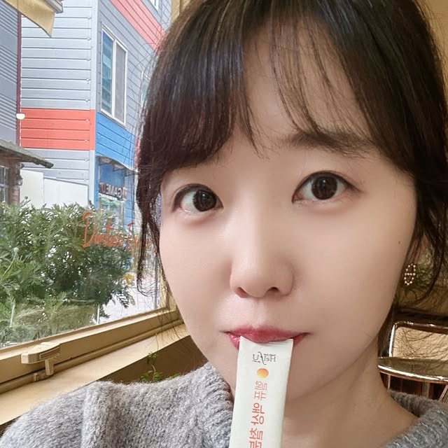 moi_hyun on Instagram: "#협찬 #헬퓨 
철분을 먹는 시간이 힘들었는데 비린내 없이 맛있게 !! 
헬퓨 고함량 액상 철분제 🧡

빈혈이 있어서 철분을 섭취해야하는데 
맛이 비리고 먹기가 힘들었어요 !!
비린맛 NO!! 상콤달콤 맛있고 고함량인 철분제를 찾았어요😍

현직 산부인과 전문의와 카이스트 박사가 
공동 연구개발한 액상철분제 👍🏻

1일 권장섭취기준치 200% 충족!! 
체내 흡수율을 높인 프리미엄 비헴철 사용했어요 !! 👍🏻

철분은 체내 산소운반 !! 혈액생성에 필요하고 
에너지 생성에 필요해요 😍

철분 흡수율을 높이기 위한 비타민C 함유되어 있고 
휴대가 간편 !! 스틱파우치라서 항상 들고다니며 챙기기 좋아요👍🏻

임산부,수유부 !! 철분 섭취가 부족하신 분 !! 
비린맛 때문에 철분 섭취가 어려우셨던 분둘 추천드려요 👍🏻

.
.
.
#광고#헬퓨#액상철분제#임산부철분제#고함량철분제#임산부철분제#임산부액상철분제#철분영양제#변비없는철분제#빈혈철분제"