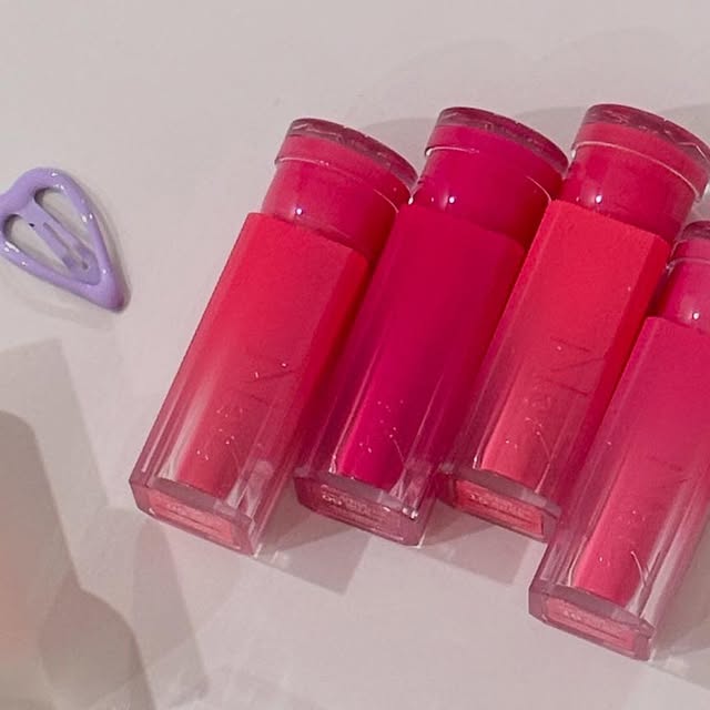 🧡 on Instagram: "#광고 

🌟8월 올영 pick‼️🌟
With 투에이엔 💖러브 버블 컬렉션💖

투에이엔 제품은 진짜 많이 가지고 있는 제품들 중 하나인데 이번에 러브 버블 컬렉션도 지나칠 수 없더라구요❤️‍🔥

🧸 롱 웨어링 파운데이션 미니 (20 복숭아)
화사한 복숭아 핑크 컬러로 쿨톤이면서 핑크베이스가 잘 받는 저에게 딱 맞는 컬러고 파운데이션이 마무리감이 세미매트 하지만 매트에 좀 더 가까운 느낌이더라구요~ 그래서 빠르게 펴바르는게 좋고 픽싱이 되니 확실히 지속력이 좋아요🍑

🧸베러미 아이팔레트 (16 버블 캔디)
너무 사랑스러운 핑크톤의 팔레트인데 뉴트럴한 핑크라는데 저는 여쿨에게 제일 잘 어울릴 것 같고 핑크가 잘 받는 봄웜, 여쿨 요로케 어울릴만한 컬러에요 🍬

🧸컬러 플레이 듀얼라이너 (04 로지 캔디)
5mm 펄 라이너와 3mm 음영라이너로 구성된 듀얼라이너로 애굣살과 트임을 연출해주기 좋아요! 
부드러운 로지핑트 컬러와 코랄브라운 음영컬러의 조합이 너무 예쁘더라구요! 봄웜, 여쿨 넘나 잘 어울릴 것 같아요 🍭

🧸 듀얼 치크 (16 핑크 텐션)
아이시한 핑크 컬러로 뽀용하면서도 생기주기 좋은 컬러에요! 여쿨에게 찰떡이고 미세 블러 파우더라 모공과 요철도 커버해줘서 들뜸없고 넘 예뻐요💓

🧸 퓨어 글래시 하이라이터 (IV01 슈가 베일)
맑은 설탕광의 하이라이터로 누디한 아이보리 컬러인데 웜쿨 모두 잘 어울릴 컬러고 글래시하게 연출해줘서 넘 영롱쓰해요✨

🧸 글레이즈 바운싱 틴트
- 05 버블리
뉴트럴라이트한 핑크 컬러로 봄웜라와 여쿨라에게 찰떡 컬러에요! 생기있어 데일리로 쓰기 넘 좋아요!
- 09 캔디 츄
체리가 생각 나는 컬러로 여쿨 브라이트와 겨쿨 분들이 어울릴 것 같아요! 여쿨라인 제가 발라도 넘 예쁜 컬러였어요~
- 15 피치 버블
밀키한 피치 핑크 컬러로 봄웜라에게 어울릴 것 같고 뽀용한 컬러라 피부톤의 하얀편인 분들이 더 잘 어울릴 것 같아요~
- 16 슈가 버블
밀키한 스트로베리 컬러로 여쿨라에게 어울릴 컬러고 또한 뽀용한 컬러라 요 제품도 하얀분들이 더 잘 어울릴 것 같아요!

이번 제품들도 너무 좋은데 기획세트가 넘 혜자로워서 꼬옥 꼭꼭 득템하시길 바래요❤️‍🔥❤️‍🔥
.
.
#올영픽 #올리브영추천템 #올영필수템 #러브버블컬렉션 #롱웨어링파운데이션미니 #컬러플레이듀얼라이너 #kbeauty #뷰티 #뷰티스타그램 #코덕 #코덕스타그램 #코덕환영 #코덕맞팔 #일상 #소통 #선팔 #맞팔 #좋아요 #좋아요반사 #좋반 #첫줄반사"