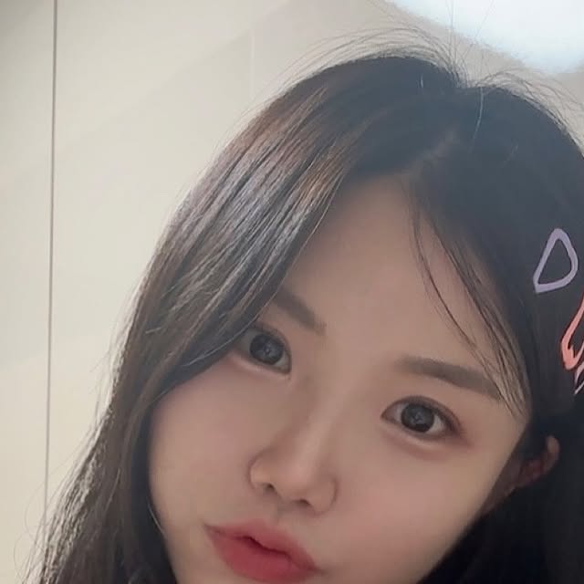 IRYUU ʚ❤︎ɞ l Beauty ✰ on Instagram: "#광고#올영픽#올리브영추천템 #투에이엔 ♥️
오늘 컬러로 유명한 투에이엔 올영가서 싹 털어왔어요!😍😍

✨베러 미 아이팔레트 2호 페어리 (미지근톤의 정석)🩷
+[증정]컬러링아이프라이머미니 03타로 
봄 여름라이트로 데일리 핑크 팔레트로 추천드려요🤍
눈화장 전부 끝내기 가능한 구성✔️
은은펄 1개 + 화려펄 1개 + 핑크베이스 2개 +
로즈브라운 음영 1개 + 아이라인용 진한 브라운 1개

✨ 투에이엔 퓨어 글래시 하이라이터🩷
OR01 피치빔 (봄웜 가을 스트롱)
핑크와 오렌지펄 조합으로 달콤한 피치빔

- • 너무 붉은 컬러감이 아니라서 피부와 잘 어우러져요!
ND02 클리어 (쿨톤 봄라이트)
투명하게 차오르는 맑은 핑크광
- 은은하게 빛나는 자연스러운 하이라이트라서 데일리용으로 부담 없는 발색이에요!
- 
두 제품 모두 촉촉하고 매끈한 질감으로 가루 날림이 없었고
펄 입자가 약간 느껴지는 편이라 반짝반짝했어요!

✨ 투에이엔 듀얼치크🩷

02 러브,로지 (봄라이트 클리어 가을소프트)
라이트한 피치 핑크 컬러와 생기 가득한 피치 핑크 컬러

14 러브, 큐피드 (봄웜 여름라이트)
화사함을 더해주는 진짜 딸기우유 컬러

발색이 여리여리한 편이라 데일리로 쓰기 좋고, 
초보자들도 조절하기 쉬웠어요!

✨ 투에이엔 글레이즈 바운싱 틴트 🩷
청량한 멘톨성분이 있어 마일드한플럼핑효과까지있는 틴트에요!!!
플럼핑 립을 따로 안발라도되는게 너무 좋았던!

04 피치슈 (봄라이트)
웜라이트 애프리콧코랄 컬러의 피치슈! 저는 맑고글로시해서 덧바르는 용으로 너무 좋았어요~
뮤난하게 잘받구요

05 버블리 (봄라이트 여름라이트)
뉴트럴라이트 생기가득한 핑크 베스트컬러인 버블리에요! 유명한만큼 너무나도 예쁜컬러더라구요

글레이즈 바운싱 틴트 5호 버블리 구매시
글레이즈 바운싱 틴트 미니 11 피치 에이드 증정까지!

#올영필수템#러브버블컬렉션
#롱웨어링파운데이션미니#컬러플레이듀얼라이너"