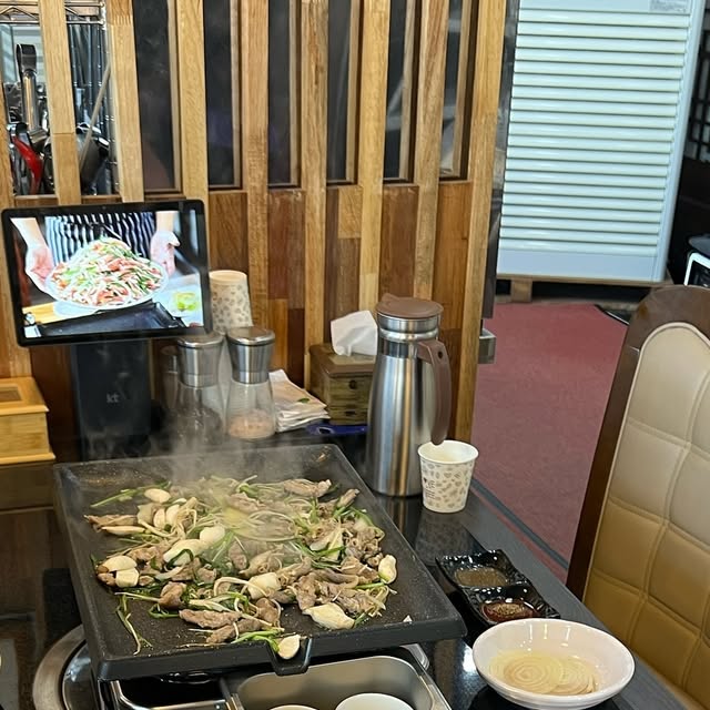 지 현 ᴊɪ ʜʏᴜɴ on Instagram: "#협찬 자극적이지 않고 담백해서 넘나 맛있었던 산더미 오리불고기!!!!! 소짜도 왕왕 푸짐하고🤤 셀프바에 쌈 종류도 왕왕 다양!!🥬 + 셀프바에 식후 차도 준비