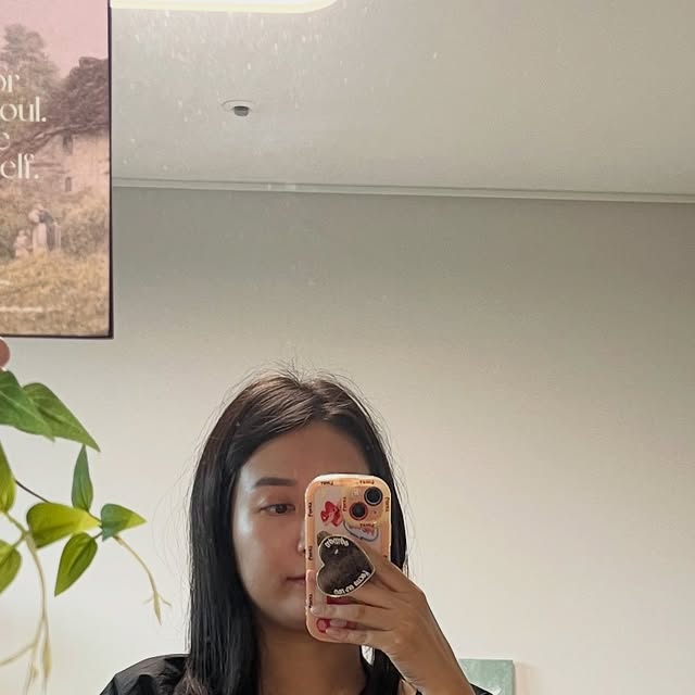 SOHEE 소희 on Instagram: "# 협찬 다가오는 추석!! 선물세트 추천드려요 ☺️

특허 받은 CJ흑삼농축액에 침향까지 더한 프리미엄 흑삼단 침향환 ! 국내 제조 침향 분말 15% 함유에 고급진 프리미엄 패키지가 부모님 선물드리기 아주 딱이더라구요 🩵

그리고 국내 최초 식물성 멜라토닌 구미! 구미제형이라서 간편하게 섭취할 수 있고 맛있어서 먹기 편해요 :) 저는 불면증있으신 어머님 드리려구요!! 멜라토닌두 이렇게 이쁘게 선물세트로 나오니 선물하기 너무 좋아요 👍🏻

#침향환 #침향환효능 #침향환효과 #흑삼단침향환 #명절선물 #명절선물세트 #부모님선물 #추석선물세트 #식물성멜라토닌 #멜라토닌추천"