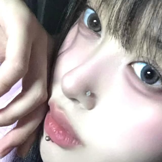 in on Instagram: "옛날에 홍주님과 블랑디바가 개발한 애굣살 팔레트가 잇엇슨… 그냥 예뻣슨… 누구나 손쉽게 도톰 애굣살을 만들 수 있었슨… 02허쉬 사용햇슨…

#광고 #애교살팔레트 #애교살메이크업 #블랑디바 #홍주공동개발"