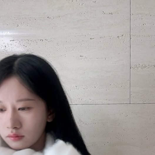 명희 on Instagram: "크리스마스 선물로 리본 묶고 등장하기🎀🎁 . . . #광고 #무신사 #브라이튼 #머플러 #목도리 #캐주얼 #겨울패션 #오오티디셀피 #리본목도리 #니트룩 #패션코디 #패션계