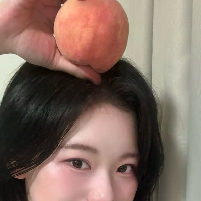 장희진 on Instagram: "#광고 @2an_official 
사랑스러움 가득한, 투에이엔 러브 버블 컬렉션 ୧ ‧₊˚ 🍑 ⋅ ☆

색조 맛집 투에이엔에서 새롭게 선보이는 러브 버블 컬렉션이에요. 보기만 해도 두근거리는 버블캔디 컬러와 설렘 가득한 핑크 무드로 쿨톤, 웜톤 상관없이 누구나 러블리 무드로 !♥

✿ 아이팔레트 | 16 버블캔디
말랑말랑한 핑크코랄 조합으로 러블리 무드 완성 🍬
여쿨, 봄웜 모두 데일리로 쓰기 좋아요. 펄도 영롱한 게 눈두덩이 위에 얹는 순간 바로 생기 충전

✿ 듀얼치크 | 16 핑크 텐션, 17 버블 하트
핑크 텐션은 은은한 웜핑크와 소프트 코랄 조합
버블 하트는 쿨한 핑크에 딸기우유 한 방울 더한 느낌
두 컬러 다 믹스 색상이 너무 이뻐요! 발색도 맑아서 부담 없이 쓰기 좋아요 🍓

✿ 하이라이터 | IV01 슈가 베일
살짝 핑크빛 도는 투명광🫧 은은하게 올라가서 볼, 콧대, 눈 앞머리까지 영롱하게! 투에이엔 하이라이터는 진짜 못 지나치죠•••♥

✿ 립 | 16 슈가버블
핑크로 얼굴에 형광등 켜주는 느낌이에용! 물광이 맺힌 듯한 투명한 광이 미쳤어요😻 텍스처가 너무 편하고 끈적임도 거의 없어서 데일리 립으로 추천

✿ 파운데이션 | 20호 복숭아
각직 부각 없이 발림성 너무 좋고, 무엇보다 색상 진짜 이뻐요🍑 자연스럽고 화사한 혈색을 더해주는 톤업 효과가 있는 색상! 노란기 도는 피부에 생기를 주며, 은은한 복숭아빛으로 생얼처럼 맑은 피부 표현이 가능해서 강추템!

✿ 듀얼 아이라이너 | 02 베베핑크
여리여리한 베이비 핑크와 섬세한 펄감이 너무 예뻐요! 듀얼 타입으로 다양한 눈매 연출이 가능하며, 데일리부터 러블리 메이크업까지 활용도 굿!♥

지금 올리브영에서 인기템에 기획 세트도 진행 중이네요!
투에이엔 러브 버블 컬렉션, 사랑스러움 충전하고 가세요 🎀🫧

#올영픽 #올리브영추천템 #올영필수템 #러브버블컬렉션 #롱웨어링파운데이션미니 #컬러플레이듀얼라이너"