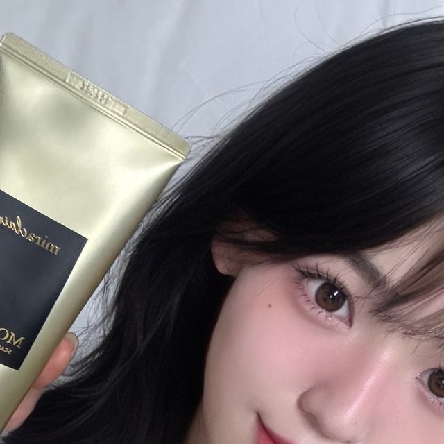 𝓐𝓻𝓲 on Instagram: "@miraclair_korea #트린트먼트 #협찬
.
.
지난번 탈모 샴푸 피드 기억하시나요?!
샴푸만 소개해드리기에 아쉬워서 트린트먼트도 데리구 왔어용 !💕

평소에 염색을 자주해서 큐티클이 많이 거칠고 손상되어 있었는데!
스케일링 헤어팩 쓰고나서 모발 결도 많이 부드러워지고, 건강하게 윤기나는 느낌을 많이 받았어요!

두피와 모발을 위해 ph밸런스를 맞춘 미산성 헤어팩이라 자주 손이 가는 팩아였어요!

다들 건강한 모발 만들어보세요💕😊
.
.
#miraclair #두피각질 #두피관리 #트리트먼트 #헤어팩추천 #헤어영양제 #헤어트리트먼트 #헤어마스크 #트리트먼트추천 #헤어트리트먼트추천 #행복한좋은날이당 #셀피 #셀스타 #오오티디 #맞팔 #좋반 #좋튀"