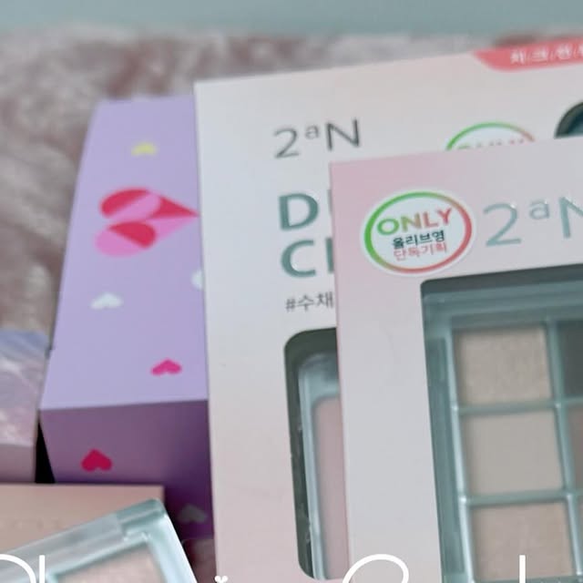쭝까만✨ on Instagram: "#광고 🌸다가오는 봄 블루밍 가든🌸 🌸베러미 아이 팔레트-드리밍 봄라이트 톤중에서 핑크가 잘어울리는 사람들! 발색력도는 라이트톤 축제! 🌸퓨어글래시 하이라