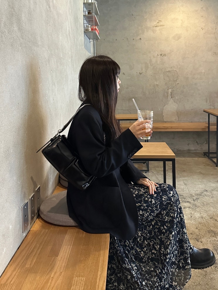 30대여자가방 찰스앤키스 한소희 가죽 체인핸들백으로 연말 겨울코디 완성