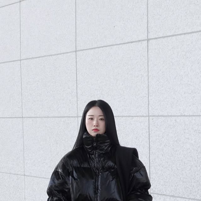 이젼 on Instagram: "#광고 아이러니포르노화이트라인(IRONYPORNOWHITELINE) 에센셜 글로시 하이넥 숏패딩 블랙🖤
오버핏에 하이넥으로 폭신하고 목까지 따뜻한 헤비아우터
투웨이지퍼와 밑단 스트링 디테일로 다양한 연출이 가능한 남여공용 글로시패딩 #무신사 에서 구매하실 수 있어요🙋🏻‍♀️ 
⠀
⠀
⠀
#아이러니포르노화이트라인 #IRONYPORNOWHITELINE #남여공용패딩 #패딩 #패딩점퍼 #글로시패딩 #오버핏 #헤비아우터 #아우터 #레더 #데일리룩 #패딩추천  #Padding"