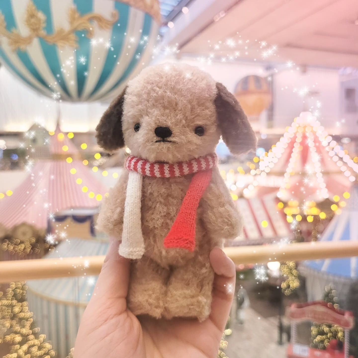 눈이 소복이 내린 일요일
어제 완성한 뜨개목도리 처음으로 착용한 강쥐의 나들이🐶

#더현대서울 크리스마스가 지나서 널널하네요

#유코히구치 전시도 강쥐와 함께 관람했습니다,,🐱
고양이가 가득한공간 오돌오돌 떠는 강쥐,,,ㅎㅎㅎ

랜덤피규어뽑기 했는데 보리스 나옴 

눈오는 일요일 어떻게 보내시나요,,?