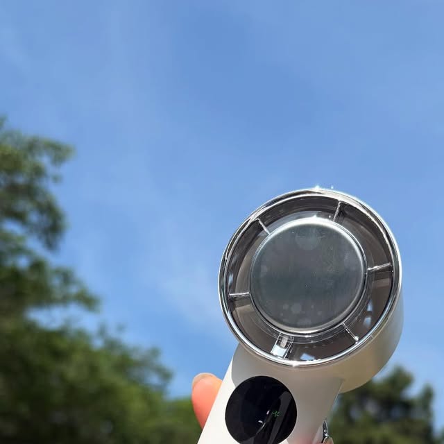 전혜경 on Instagram: "#광고
여름엔 이거 하나면 끝! ☀️
SMIRIA 손풍기으로 간편하고 시원하게~!! 

진짜 요즘 너무 덥지 않나요? 
아직 한여름도 아닌데 마스크 쓰고 
조금만 걸어도 땀이 줄줄… 😩😩

조금만 더워도 볼 빨개져서 더위에 
특히 약한데 SMIRIA 손풍기 하나면
어디서나 시원하게 보낼 수 있어요~!!😄😄

휴대용 손풍기 여러개 써봤는데 솔직히 말해서 
바람이 약해서 몇번 들고 다니다가 말더라구요. 
근데 SMIRIA는 바람세기 조절도 다양하게 
되어있고 중간 정도만 해도 시원함이 cool해요~^^

외출할때 필수템으로 매이루가지고 나가는데
지하철 기다릴 때나 버스 타러 걸어갈 때 
땀 날 것 같다 싶으면 바로 꺼내서 시원하게 사용해요~!!

조작도 너무 간단하고 소음이 거의 없어서 
공용시설 같은 곳에서도 민망하지 않게 
편하게 사용할 수 있어 좋더라구요~!!😁😁

밖에 가지고 나가면 사람들이 일단 
디자인 예쁘다고 사용해보고 시원하다고 
어디서 샀냐고 말만 몇 번을 들은 건지…😁

한번 충전해두면 꽤 오래가서 자주 
충전해야하는 스트레스도 없어 편해서 줗아요~!!

지난 주말에 더웠는데 손풍기 없었으면 
진짜 덥다고 짜증났을 텐데 가볍고 작아서 
챙겨다니기 좋아 이제 외출할때 없으면 
더울까봐 불안해요~!! 

더위 싫어하시는 분들이라면 링크들어가
꼭 구경해보세요~!!😄😄💕💕

https://link.coupang.com/a/ct7NhL
.
.
#SMIRIA손풍기##손풍기추천#손풍기#무선냉각선풍기#냉각선풍기#휴대용선풍기#미니휴대용선풍기"
