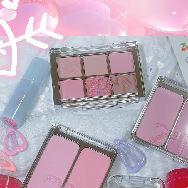 ✨🫧𝐻𝓎𝒶𝓃𝑔•향🫧✨ on Instagram: "#광고 🩷8월 올영픽 추천템 투에이엔 털어왔어요🫶🏻🤍

🍬 [베러미 아이팔레트 16 버블캔디]
-뉴트럴한 핑크톤의 아이팔레트로, 여쿨라 봄웜라에게 추천하는
 화사하고 맑은 컬러들의 조합🩷 펄도 아주 예뻐요✨

💗 [듀얼 치크 16 핑크 텐션/13 베리 큐피트]
- 핑크텐션이 더 쿨하고 채도가 강조된 컬러에요 
 두컬러 다 뽀용,,,투에이엔 블러셔 맛집 인정합니다🫶🏻

🎨 [컬러 플레이 듀얼라이너 03 타로버니]
- 듀얼라이너로 밑트임, 애굣살 한방해결💜
 애굣살 컬러가 딱 제취향,,,🫧

🍭 [글레이즈 바운싱 틴트 16 슈가 버블/09 캔디츄]
- 슈가버블은 여리여리 핑크톤 여쿨라 추천🩷
 캔디츄는 채도 있는 브라이트 핑크라 여쿨브라이트,
 겨쿨브라이트 추천이에요(๑ơ ₃ ơ)💜

💎 [퓨어 글래시 하이라이터 슈가베일/프로스티/핑크벨]
-투에이엔 하이라이터 맛집인거 나만몰랐다,,,,
 슈가베일은 은은하게 광, 프로스티와 핑크벨은 존재감이 뿜✨

📣8월 올영픽으로 올리브영에서 할인중인 투에이엔 제품들🫶🏻
 귀여운 러브버블 컬렉션 구경해보세요🩷

#올영픽#올리브영추천템#올영필수템#러브버블컬렉션#롱웨어링파운데이션미니#컬러플레이듀얼라이너 #코덕 #코덕소통 #kbeauty #beauty #올리브영 #올영"
