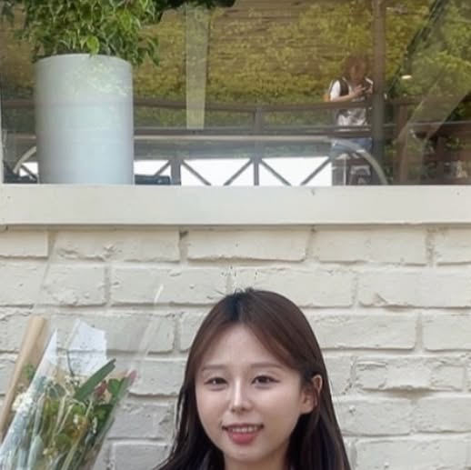 순덕이 on Instagram: "#광고 #협찬 

신흥시장 나들이에 어울리는 오늘의 무드는 #2aN
말린 장미빛 팔레트와 따뜻한 코랄 치크로, 자연스럽고 생기 있는 웜톤 메이크업 완성했어요.

🤍 [2aN 베러미 아이 팔레트 #05 Dear Me]
은은하면서도 깊이감 있는 컬러 조합으로 데일리부터 포인트까지 딱!

🤍 [듀얼 치크 #01 Juicy Peach / #02 Orange Flare]
가을 웜톤에게 찰떡인 코랄 & 오렌지 컬러!
은은한 생기를 더해줘서 마스크 속에서도 얼굴에 생동감이 살아나요🍊

요즘 나들이 메이크업으로 진짜 자주 손이 가는 조합이에요.
6월 올영세일 때 꼭 한번 테스트해보세요💛

#투에이엔 #블루밍가든 #올영추천 #봄웜 #봄웜라 #듀얼치크 #하이라이터 #2aN #올영세일 #올영필수템 #올영추천템"