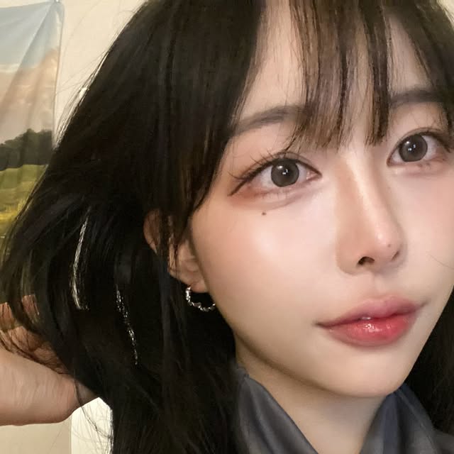 정지윤 on Instagram: "새롭게 리뉴얼 해 단독상품을 출시한 쥬얼리 브랜드 티르리르 들고와씀다:) @tirrlirr_official 
기존 티르리르와는 또 다르게 시크+ 러블리 제품들이라 데일리하게 쓰기 너무 좋구 무신사, 29cm에도 입점돼있어서 구매하기도 짱 편하지롱
. 
.
.
.
.
.
#티르리르 #무신사 #29CM #실버주얼리 #실버반지 #실버목걸이 #실버귀걸이 #실버 #액세서리 #여자주얼리 #주얼리추천 #귀걸이추천"