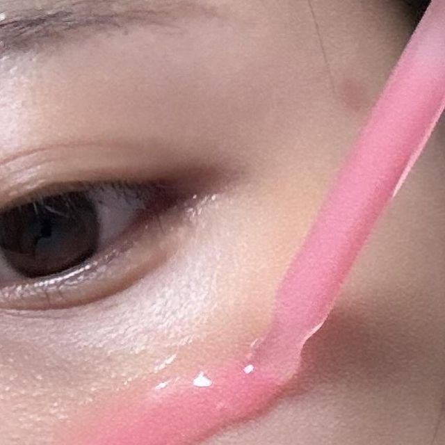 유진 on Instagram: "#협찬 메디큐브 PDRN 핑크흔적앰플 출시🌷
벌써.. 메디큐브 제품만 4번째 소개할만큼 믿고 쓰는 메디큐브!
이번에는 여름에도 사용 가능한 탄력&장벽 앰플로 출시된
🌸PDRN 핑크 펩타이드 앰플🌸인데요
요 핑크 컬러는 비타민 B12 본연의 컬러인데다가
연어에서 추출한 핫 에스테틱 성분인 PDRN이 1% 함유되어 최다함유되었다고 하네요🔥
여름에도 부담없이 사용가능한 제형으로 끈적임 없이 빠르게 흡수된답니다!
2주만 사용해도 거뭇한 흔적과 잡티를 동시에 해결해준다고 하니 잡티 부자인 저는 꾸준히 써보려구요😵💘
컬러로 기분도 좋아지고 피부까지 좋아지니 일석이조인
#PDRN핑크흔적앰플 !
다들 메디큐브랑 핑크속광 만들어보쟈구요?🌷

#메디큐브 #메디큐브PDRN #PDRN핑크흔적앰플 #PDRN #PDRN앰플 #흔적앰플 #속광 #바르는PDRN #탄력 #잡티세럼 #잡티앰플 #흔적앰플 #핑크속광"