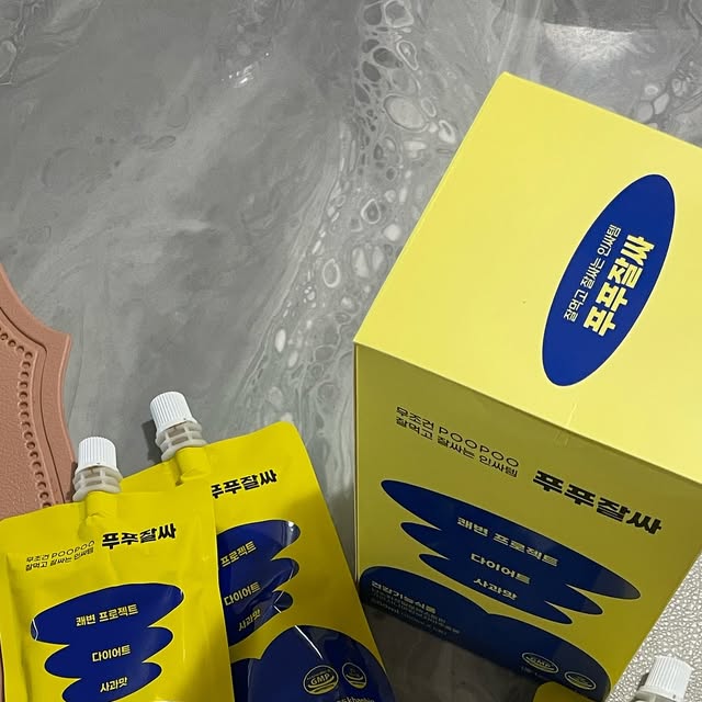 송이 on Instagram: "#광고

✨ 똥 잘 나오는 것도 기술 💁🏻‍♀️
이제는 마시는 쾌변 루틴, 푸푸~~ 잘 싸 😎

속이 그냥 순풍순풍 부드럽게 돌아가는 이유??
바로바로 👉🏻 푸푸잘싸 덕분!!

✔️ 가르시니아 → 탄수화물이 지방으로 되는 걸 딱!! 차단해주고
✔️ 난소화성말토덱스트린 → 배변활동 촉진 도와주는 착한 성분✨
✔️ 건강기능식품 인증까지 받았으니 안심하고 꾸준히~~💪🏻

게다가 🍏 달달한 사과맛이라,
다이어트 중에도 맛있게 마실 수 있음!! 😋
한 입 꿀꺽~~ 하면, 속이 개운~~하고 몸이 가벼워지는 느낌 ✨

📦 100ml × 5포로 휴대성도 굿굿!!
출근 전에도, 운동 전후에도, 자기 전에도 OK!! 🌙

💬 “똥싸고 체지방까지 빼는 거… 이거 개이득 아닌가??”
💬 “약 말고 이제는 푸푸잘싸지~~ 💩✨”

💡 유아만 빼고 누구나 맛있고 즐겁게!!
쾌변과 체지방 관리, 한 번에 잡고 싶은 분들께 찐 추천!!

#가르시니안 #탄수화물컷팅 #쾌변템 #사과주스 #변비직빵 #식이섬유 #사과다이어트 #난소화성말토덱스트린 #변기폭파 #바스칸바이오제약 #다이어트 #푸푸잘싸 #마시는쾌변템 #체지방감소 #변비해결템 #사과맛다이어트음료 #건강기능식품 #푸푸루틴 #다이어터필수템 #똥이야기죄송해요근데진짜좋음 #이건먹어봐야안다"
