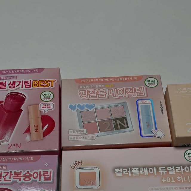 @rinco.bw on Instagram: "#광고
투에이엔 듀얼치크는 내돈내산으로 써봤는데 컬러감이 너무 예쁘게 나와서 다른 컬러들도 궁금하던 차에 여러가지 제품 사용해 볼 수 있는 기회가 생겼어요💕

포켓 코튼 블러링 스틱 01베이비피치는 정말 말그래도의 컬러로 톡톡 튀는 형광기 있는 피치 컬러가 아니라 여리여리하면서 청순한 피치 컬러라 봄웜라 심장 저격 컬러였어요.핑크보다 주황빛의 비중이 더 높은 컬러라 코잘봄들한테 추천하는 컬러!

롱 웨어링 파운데이션은 여름철에도 지속력 높으면서 예쁜 피부 표현이 너무 마음에 들었던 제품이라 요걸로 파운데이션 정착할려구요.확실히 쿠션 파데보다 피부 표현 예쁘고 지속력도 좋음!

듀얼라이너 베베핑크는 은은한 컬러감이라 애굣살 메이크업 익숙하지 않은 사람들한테도 사용하기 편해서 좋더라구요.

듀얼치크는 사실 투에이엔 대표제품이라 컬러들도 되게 다양하고 각각 한개의 컬러감과 두개 컬러를 믹스해서 사용했을때 느낌이 다 달라서 활용도도 높음!사이즈도 적당해서 각각의 컬러를 브러쉬에 묻히기도 편하구용

투에이엔 제품 좋은 기회로 다양하게 많이 써봤는데 너무 만족스러웠어요~~☺️

#올영픽#올리브영추천템#올영필수템#러브버블컬렉션#롱웨어파운데이션미니#컬러플레이듀얼라이너"