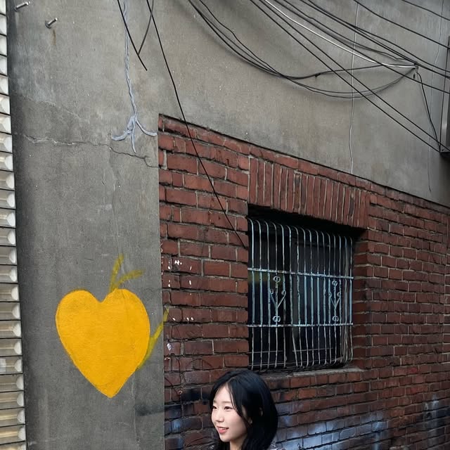서현 on Instagram: "#광고 빈티지한 무드에 넉넉한 핏으로 편하게 착용 가능한 체크 셔츠! 후드 끈 조절도 가능해서 스타일 따라 다양하게 연출할 수 있어요. ✌🏻 원포켓+단추 여밈으로 실용