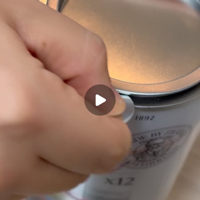 규니맘 on Instagram: "#광고
처음엔 어색했지만 쓸수록 양치하기 편하고 좋은 지그비 프리미엄 빅헤드 초미세모 칫솔~!

요렇게 예쁜 통에 담겨져 있어 칫솔 아닌줄 ㅋㅋ
12개 들어있는 대용량이라 한 번 사두면 가족들 다 같이 사용하기도 좋고~!

5도 곡선형 빅헤드로 구석구석 사각지대까지 치석제거되고, 초미세모가 좁은 틈까지 관리해주네...^^

탄성 좋은 미세모라 잇몸 자극은 줄여주면서 플라그 제거는 확실하게~!

헤드가 크니까 한번 칫솔질로도 양치가 빨리 되는 느낌...^^

칫솔 뒷면은 혀 돌기 맞춤형 혀클리너로 혀까지 닸을 수 있다니 이제 혀클리너 따로 쓸 필요도 없네...^^

칫솔은 손에 잡히는 그립감도 중요한데 논슬립 핸들까지....안정적으로 잡고 양치질할 수 있어서 넘 좋아~!

#박하선칫솔 #대왕칫솔 #빅헤드칫솔 #초미세모잇몸케어"
