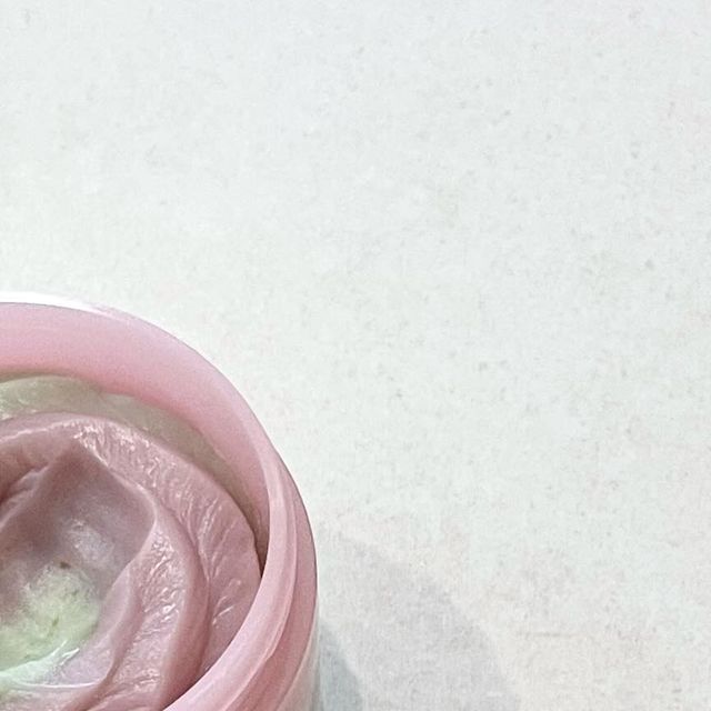 윤아 on Instagram: "#광고#협찬 
@aprilskin_korea 

클렌저 맛집! 에이프릴스킨에서 핑크알로에 머랭솝! 협찬을!
이중세안 안 하고 머랭솝 하나만으로 화장이
 잘 지워져서 놀랐어요!

트러블 잠재우고, 모공은 비우고!
쫀쫀한 머랭 거품이 모공 속 숨은 미세먼지, 
노폐물까지 OUT! ⸝⸝> ̫ <⸝⸝

핑크클렌저 > 핑크 알로에 + 콩 스크럽
 + 수분 성분 72% 함유

[사용 방법]
STEP 1. 물기없는 얼굴에 도포한 다음 롤링하며 마사지해주세요. (각질케어)
STEP 2. 쫀쫀한 거품으로 부드럽게 세안해주세요. (노폐물out)
STEP 3. 미온수로 씻어내줍니다.

롤링을 하면 거품이 풍성하게 나와서 자극없이
 아주 부드럽게 롤링이 되고
홍조완화와 자극적이지 않아 데일리 팩&클렌저로
딱이에요!

구매링크 : https://a-bly.com/app/markets/68080

.
.
.
#에이프릴스킨#aprilskin#핑크알로에#머랭솝#클렌저추천
#폼클렌저 #폼클렌징#폼클렌징추천#클렌징폼#클렌저#알로에#알로에클렌저#피부진정 #피지#폼클렌저추천#각질제거#저자극클렌저 #핑크알로에머랭솝"